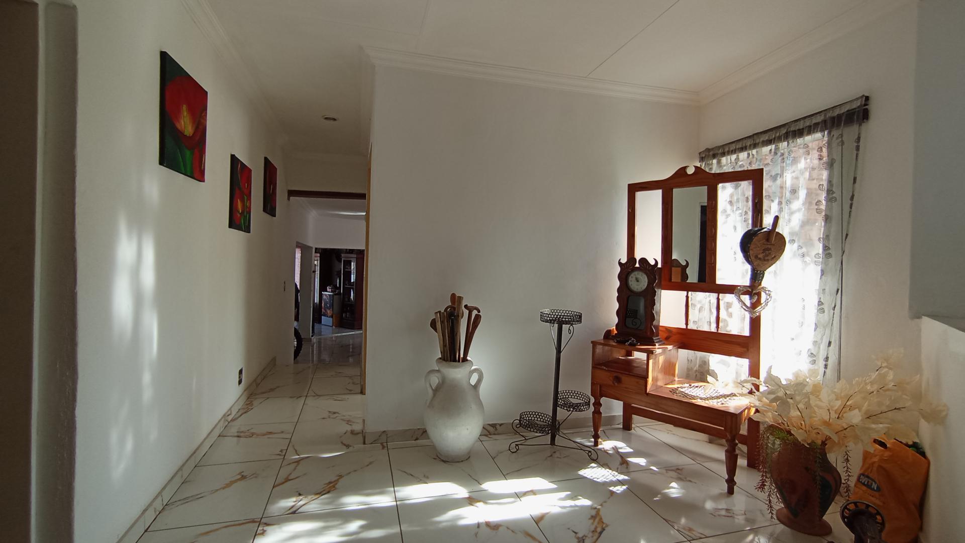 Foyer - 11 square meters of property in Faerie Glen