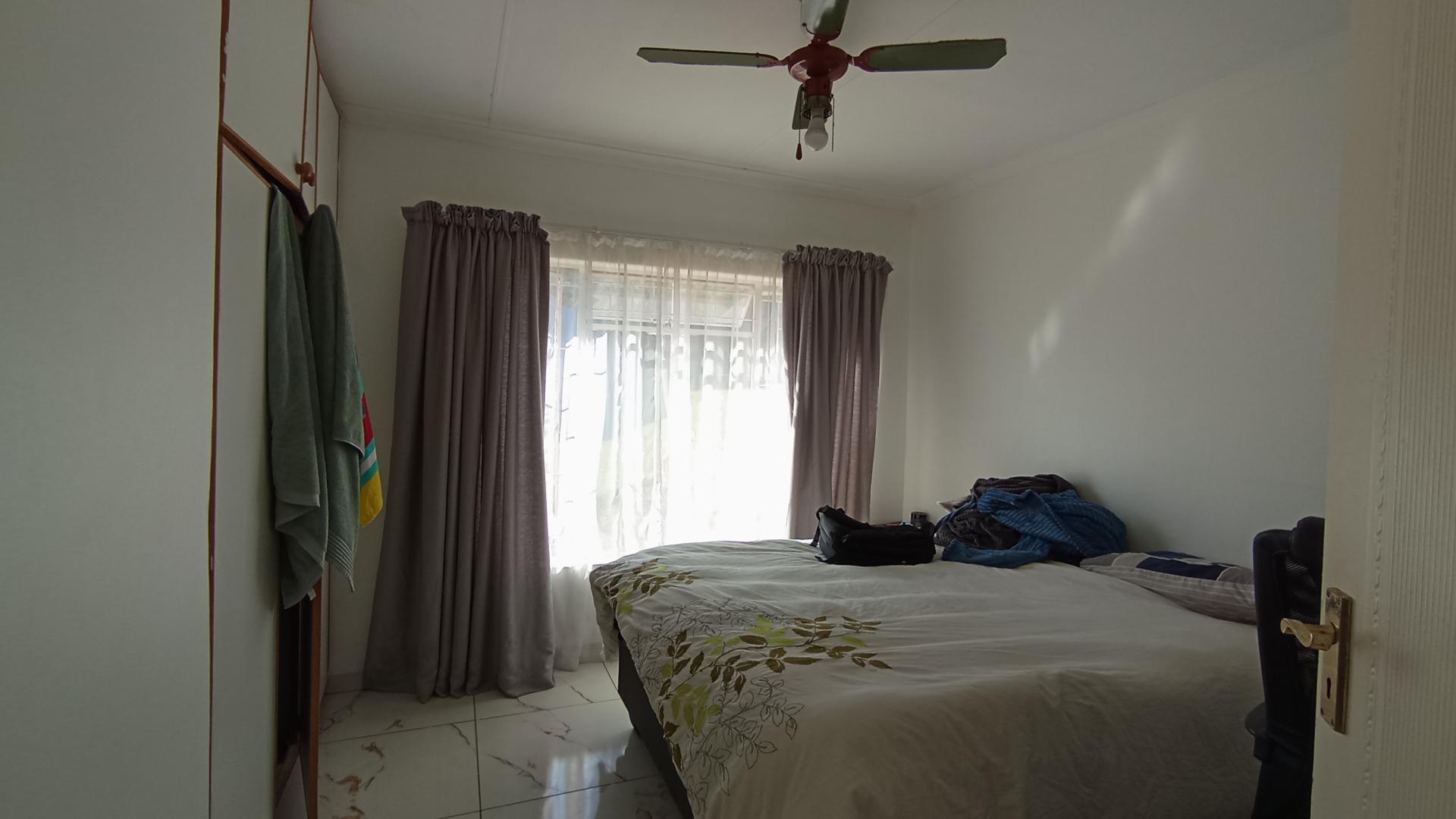 Bed Room 1 - 13 square meters of property in Faerie Glen