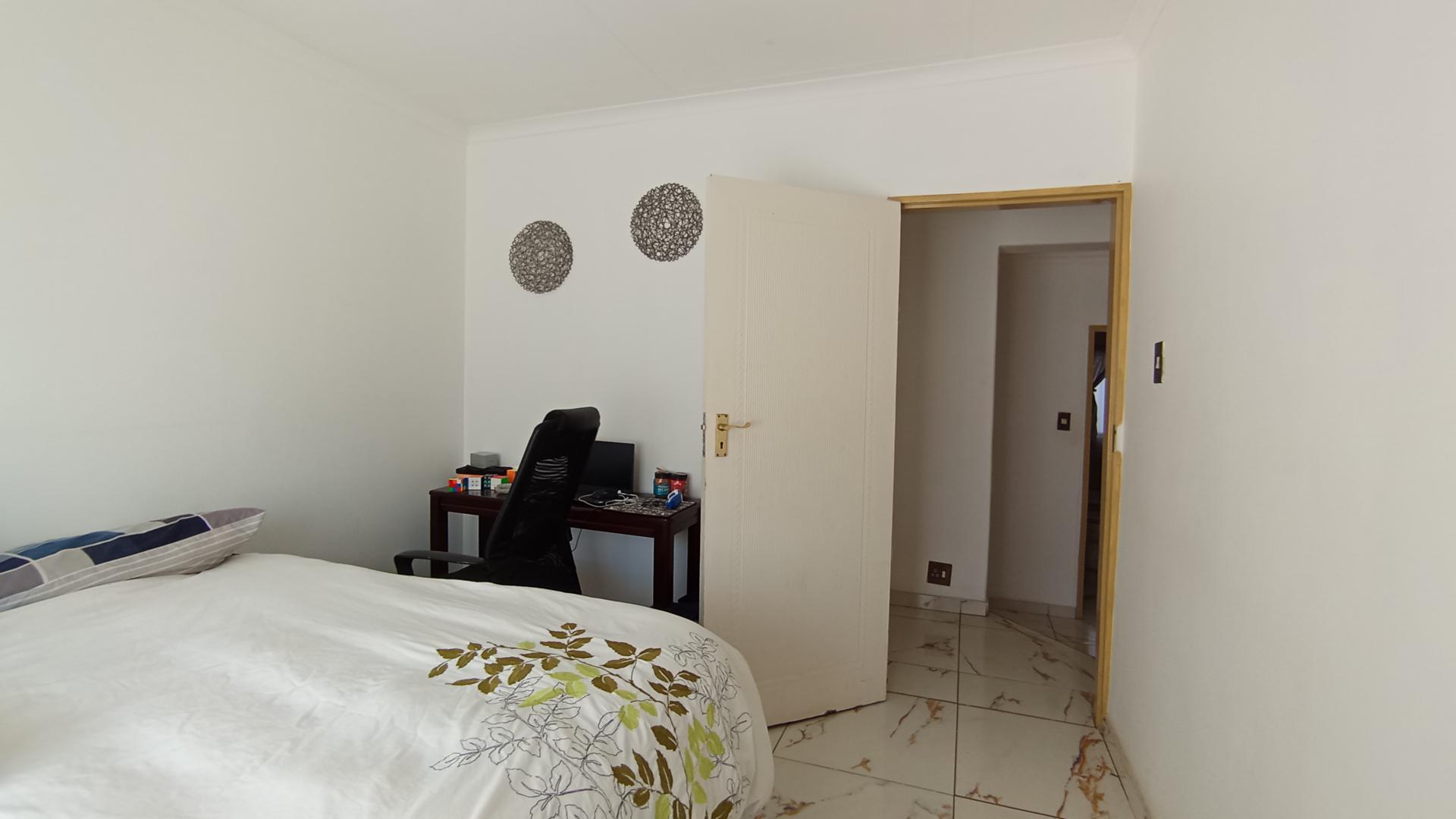 Bed Room 1 - 13 square meters of property in Faerie Glen