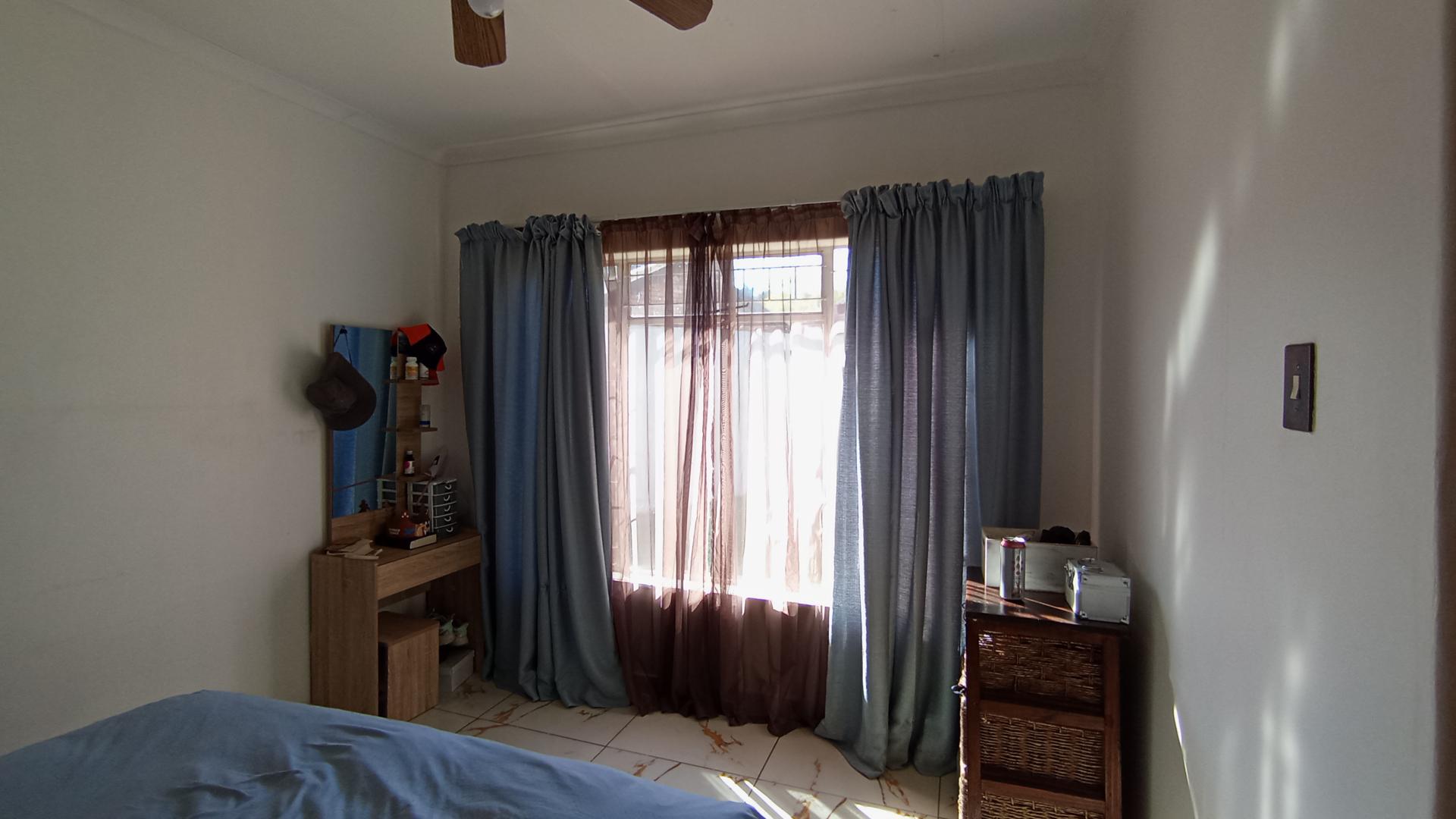 Bed Room 2 - 13 square meters of property in Faerie Glen