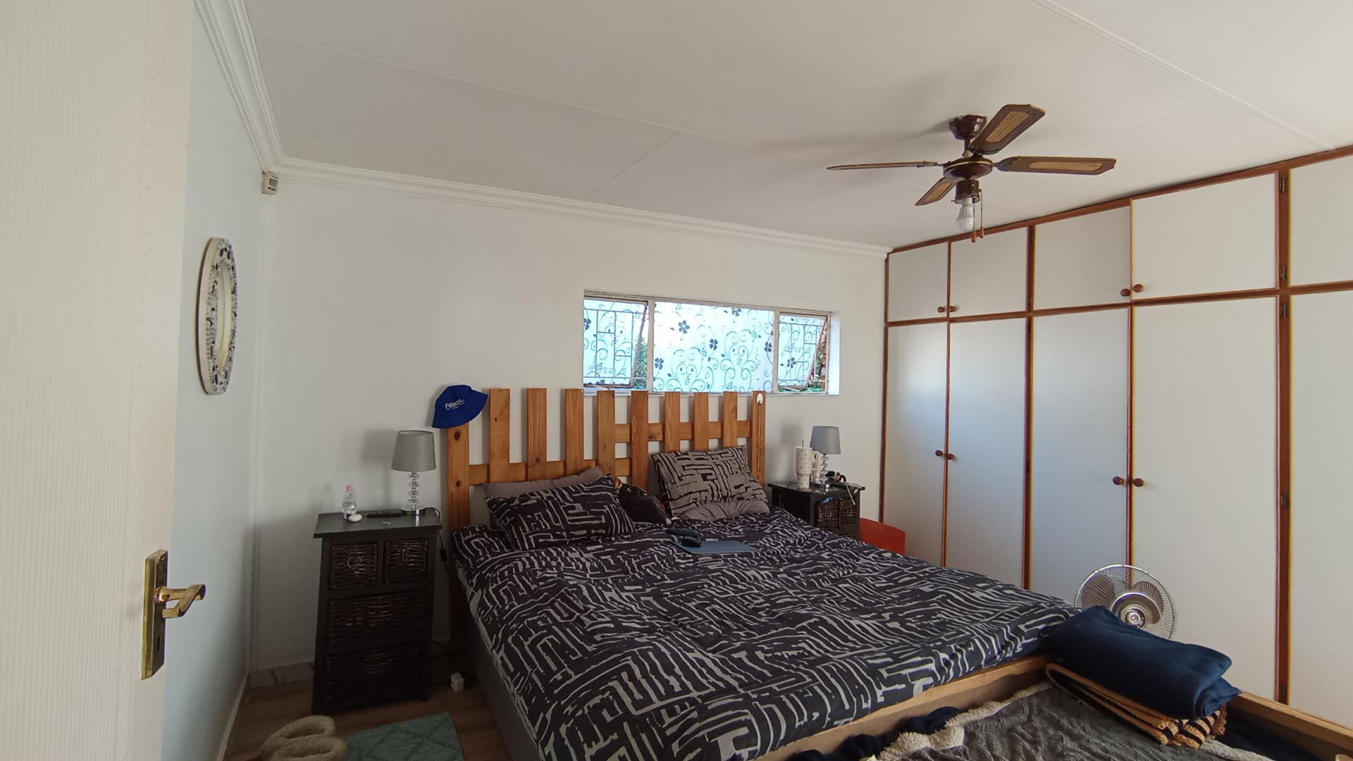 Main Bedroom - 25 square meters of property in Faerie Glen