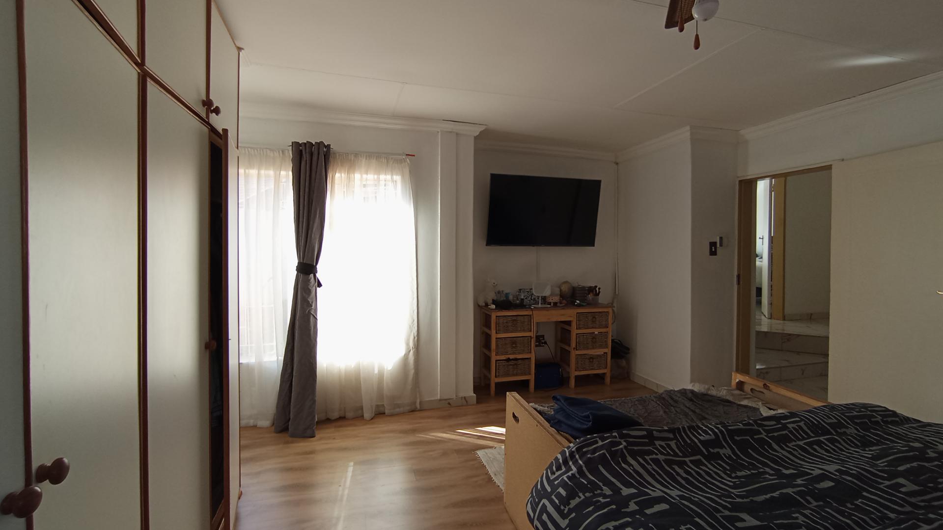 Main Bedroom - 25 square meters of property in Faerie Glen