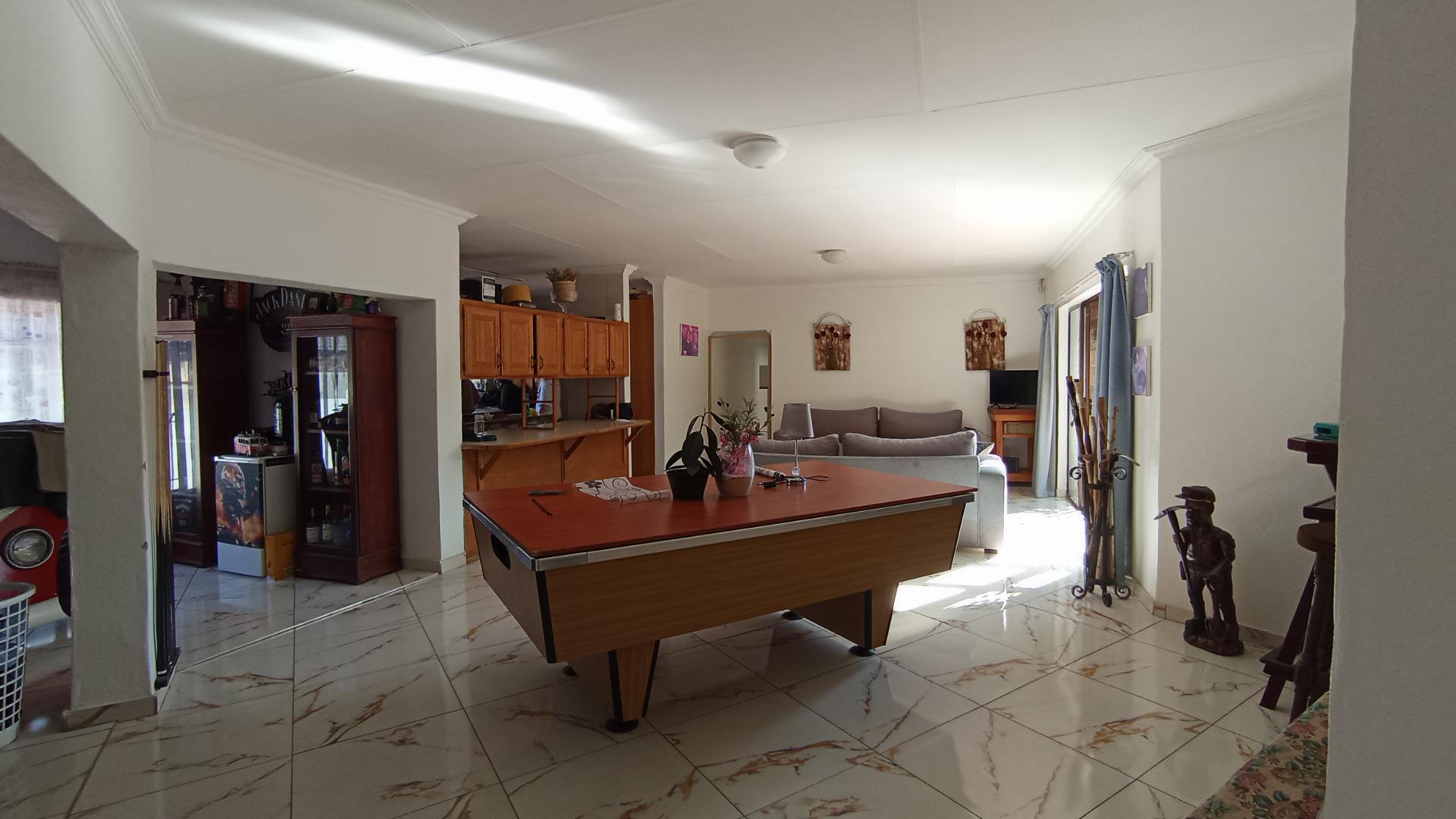 Lounges - 88 square meters of property in Faerie Glen