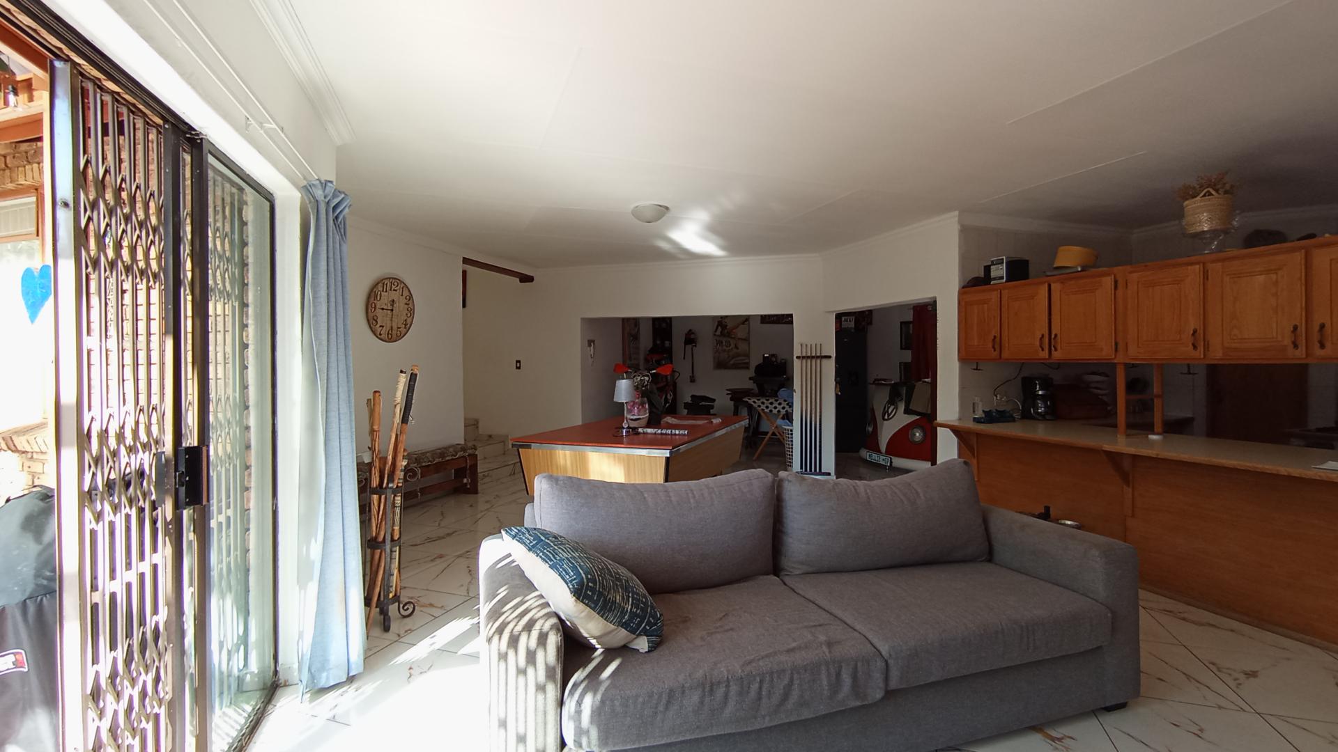 Lounges - 88 square meters of property in Faerie Glen