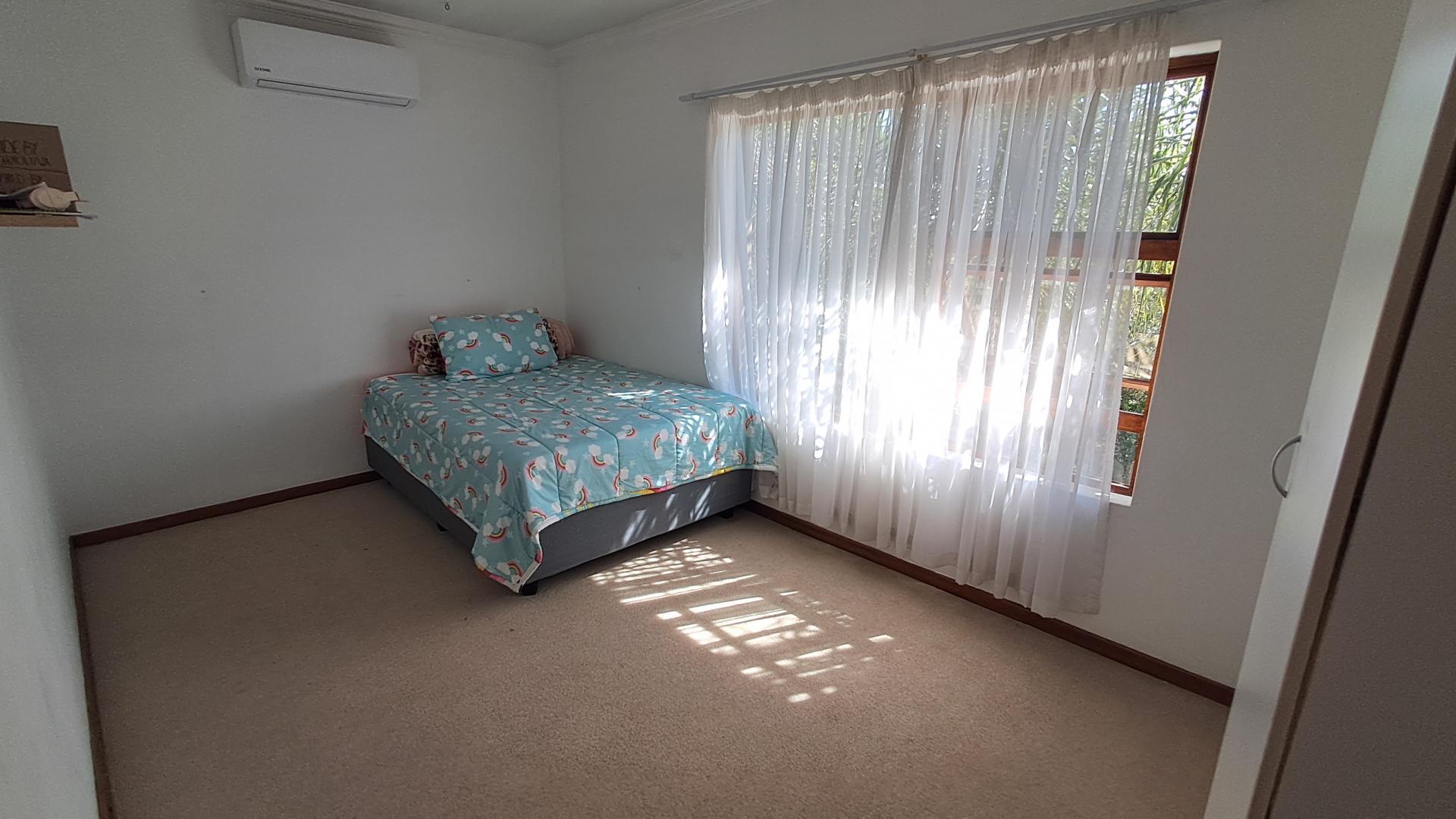 Bed Room 2 - 14 square meters of property in Maroeladal