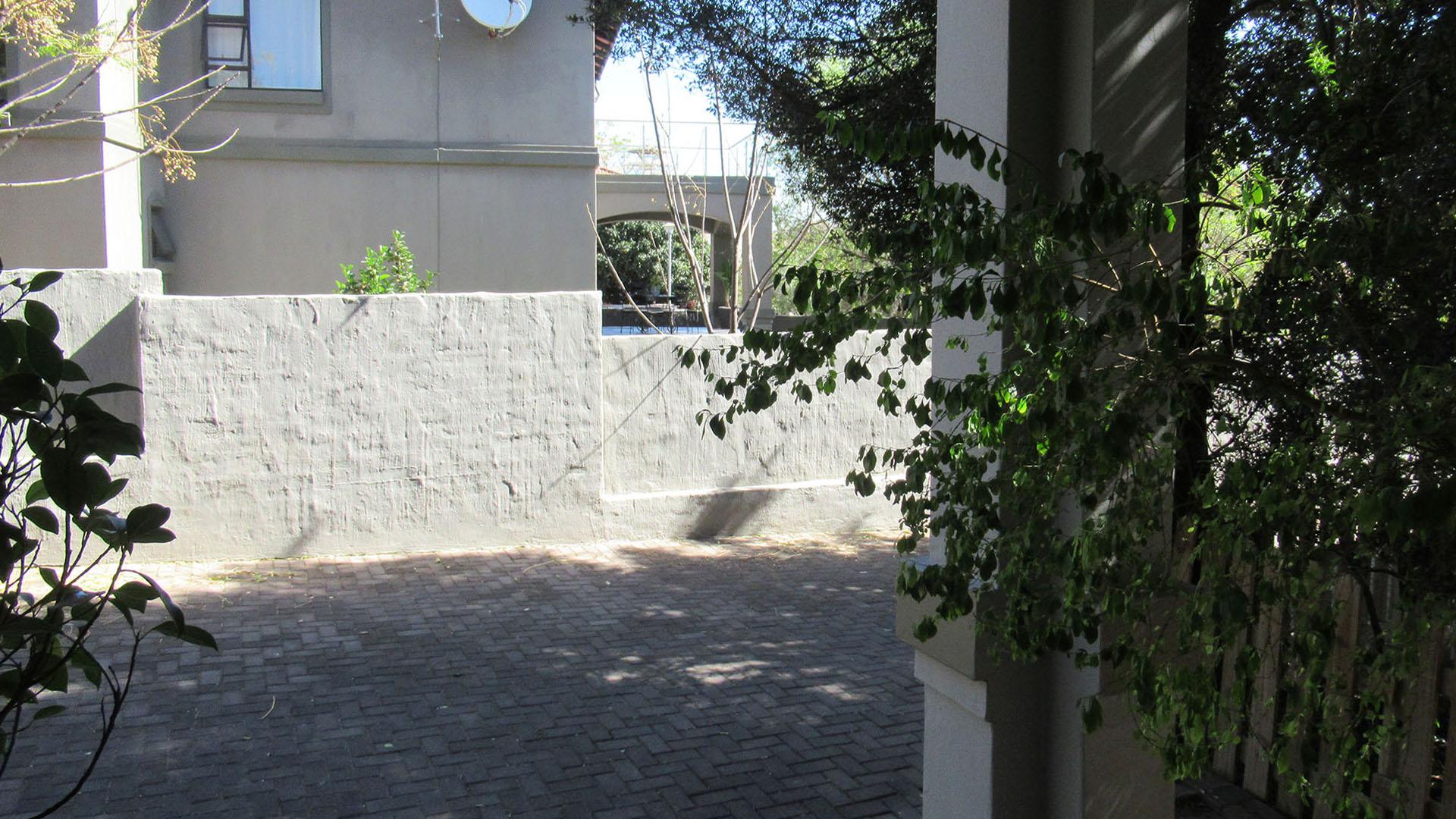 Patio - 17 square meters of property in Maroeladal