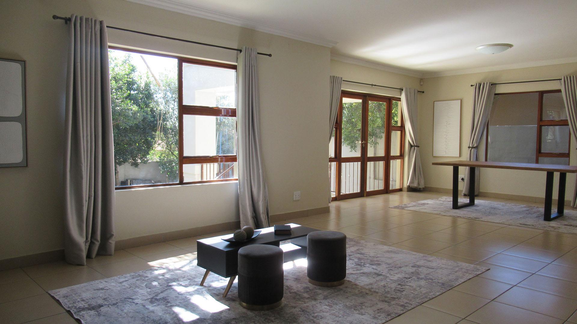 Dining Room - 29 square meters of property in Maroeladal