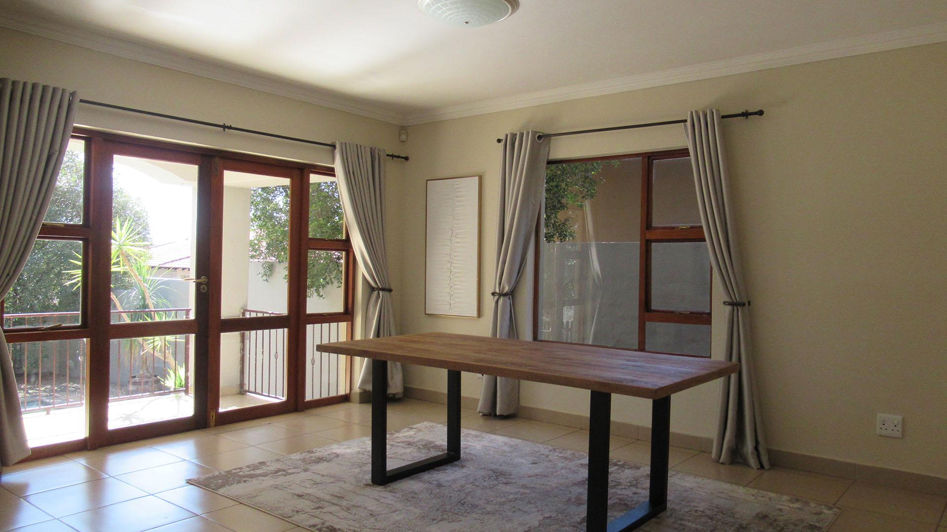 Lounges - 19 square meters of property in Maroeladal