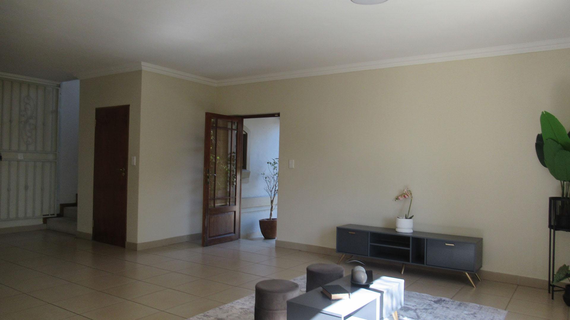 Dining Room - 29 square meters of property in Maroeladal