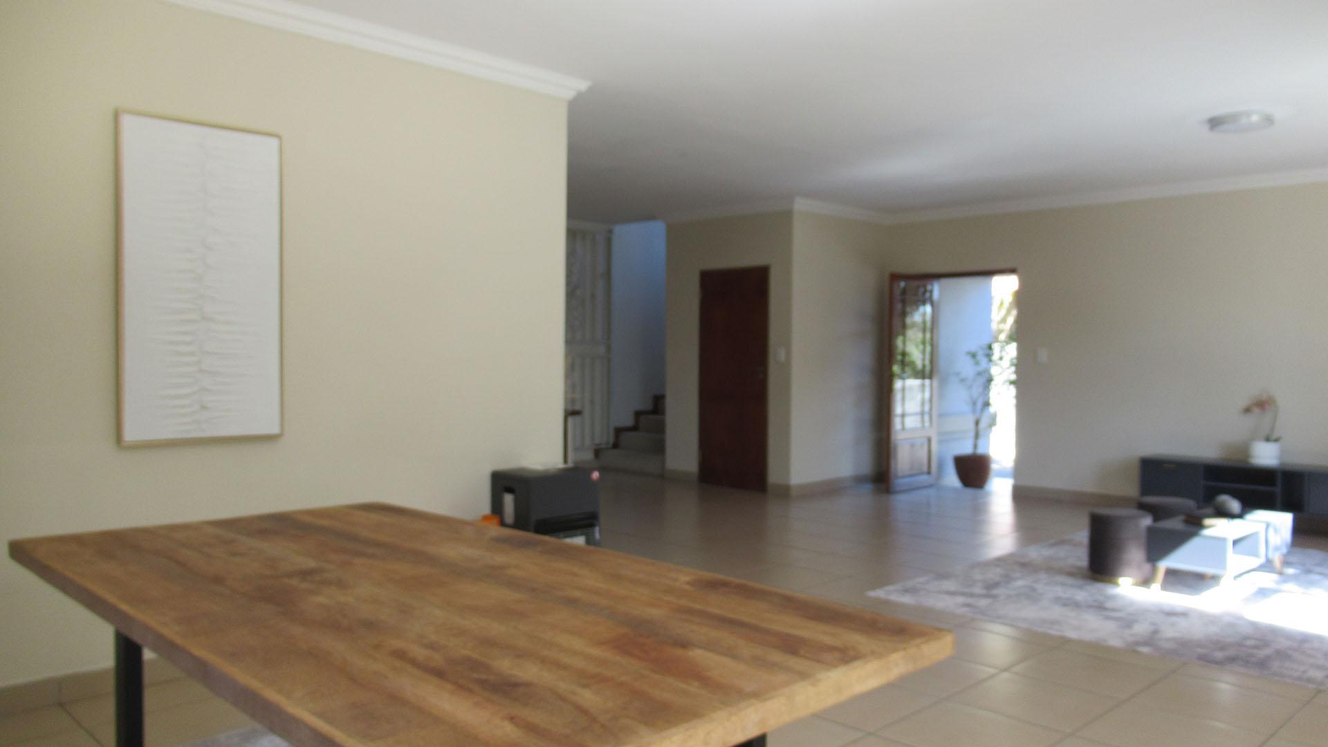 Lounges - 19 square meters of property in Maroeladal
