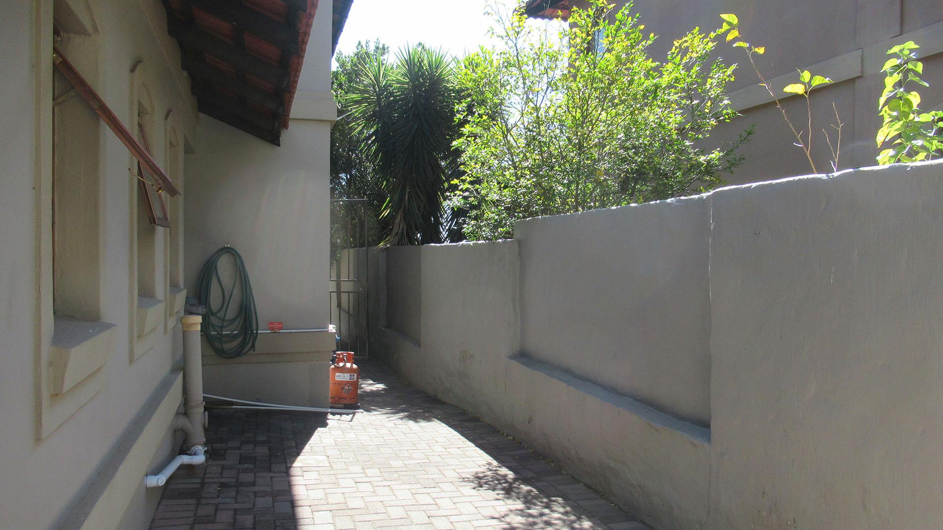 Backyard of property in Maroeladal