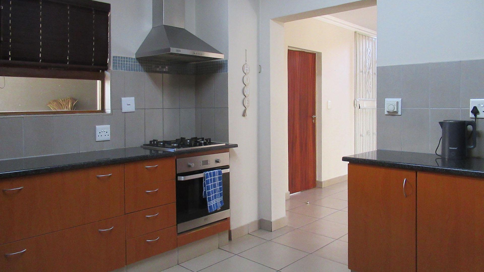 Kitchen - 16 square meters of property in Maroeladal