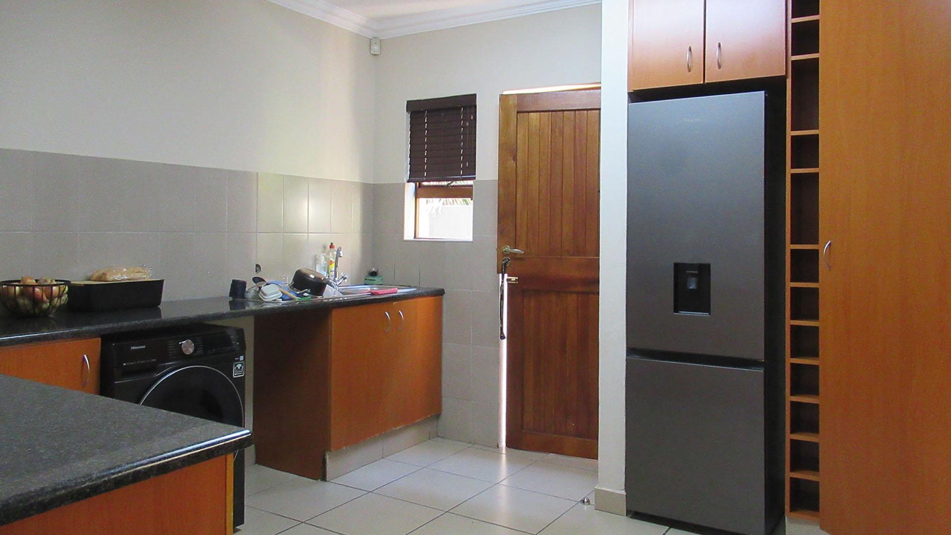 Kitchen - 16 square meters of property in Maroeladal