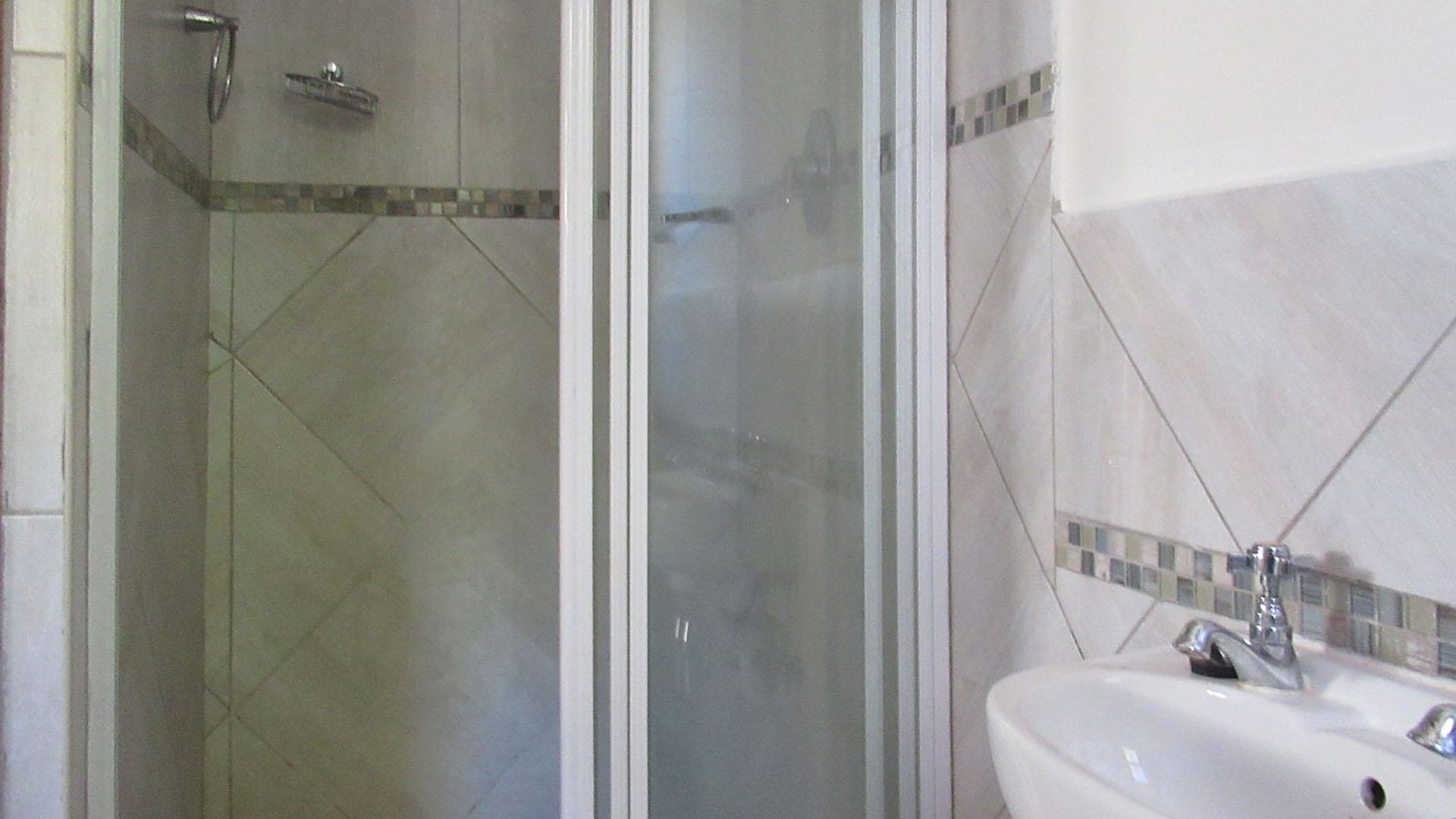 Bathroom 2 - 3 square meters of property in Maroeladal