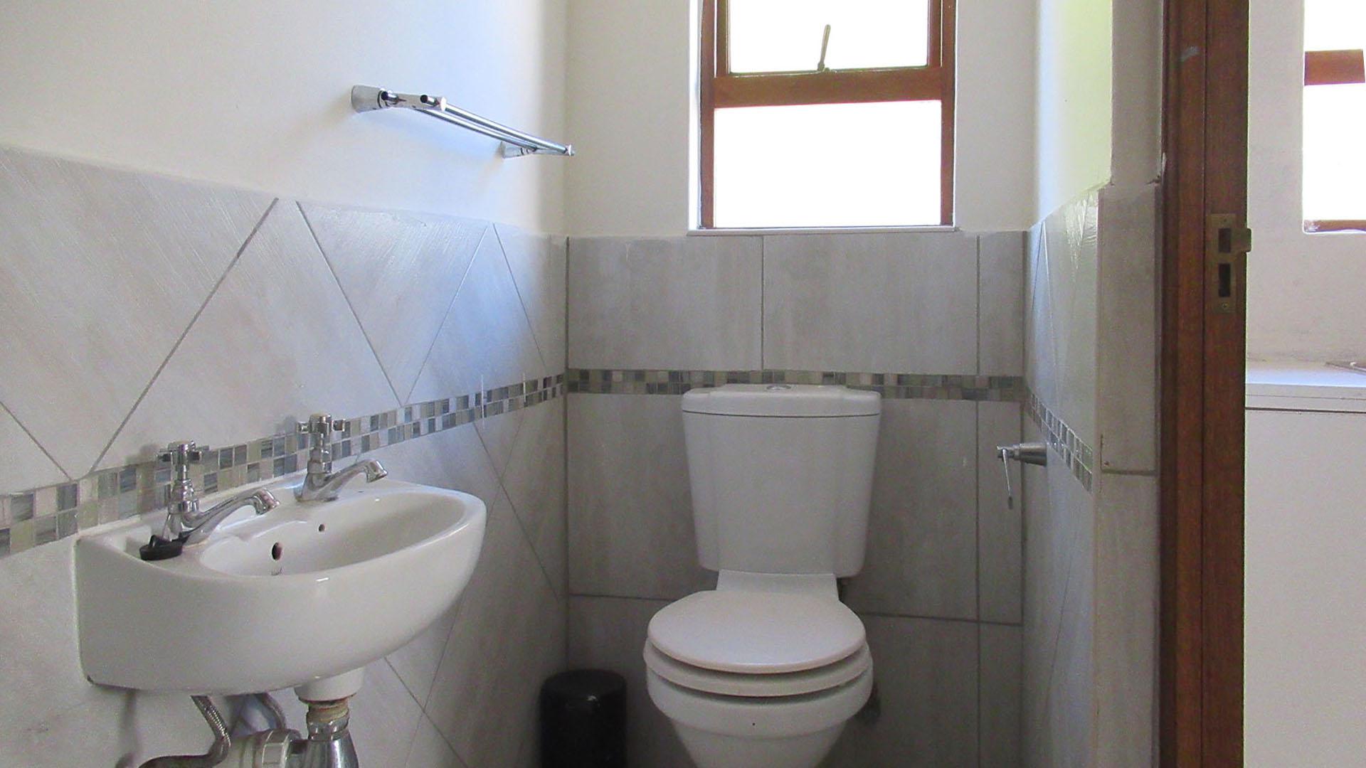 Bathroom 2 - 3 square meters of property in Maroeladal
