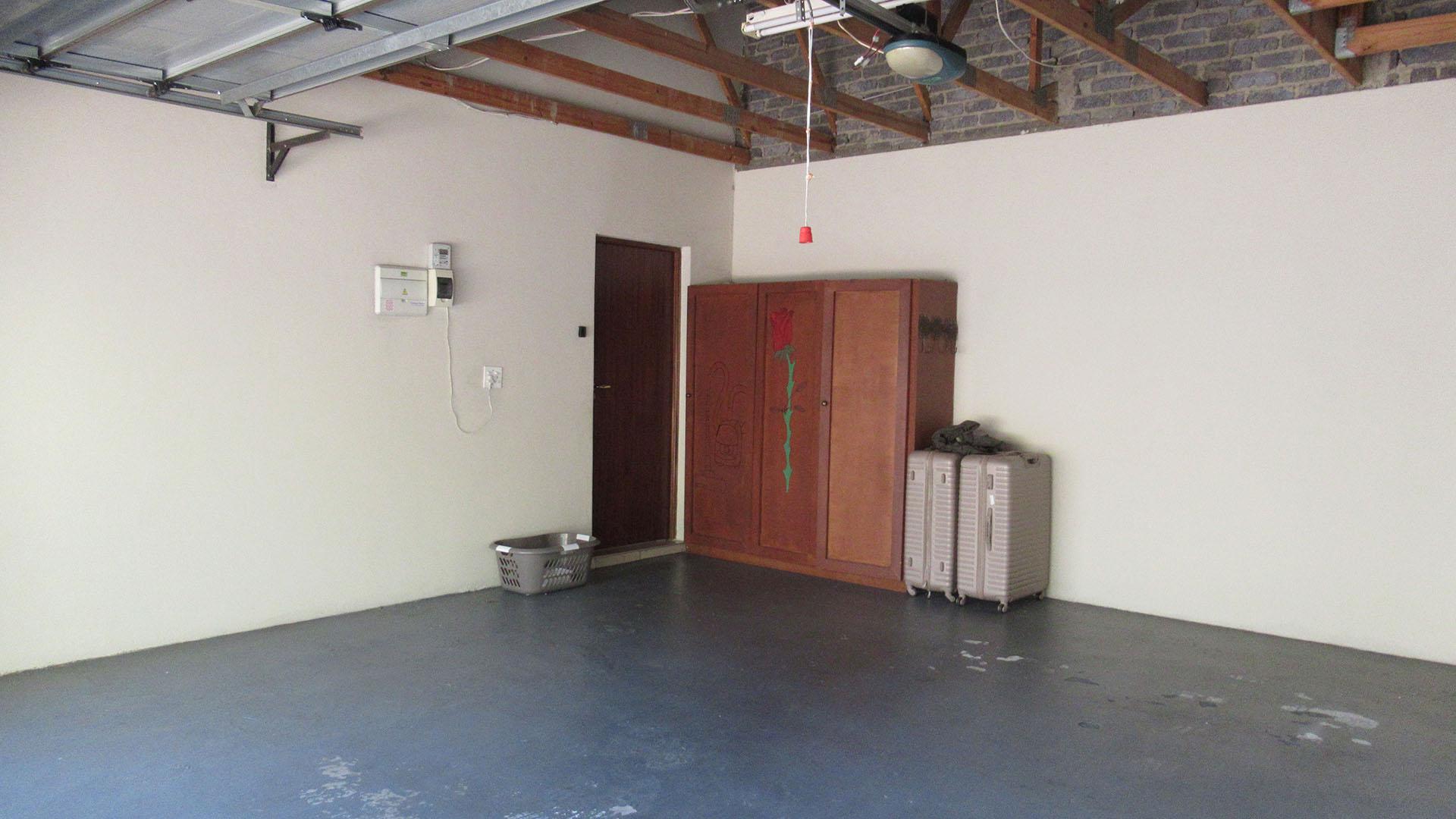 Spaces - 34 square meters of property in Maroeladal