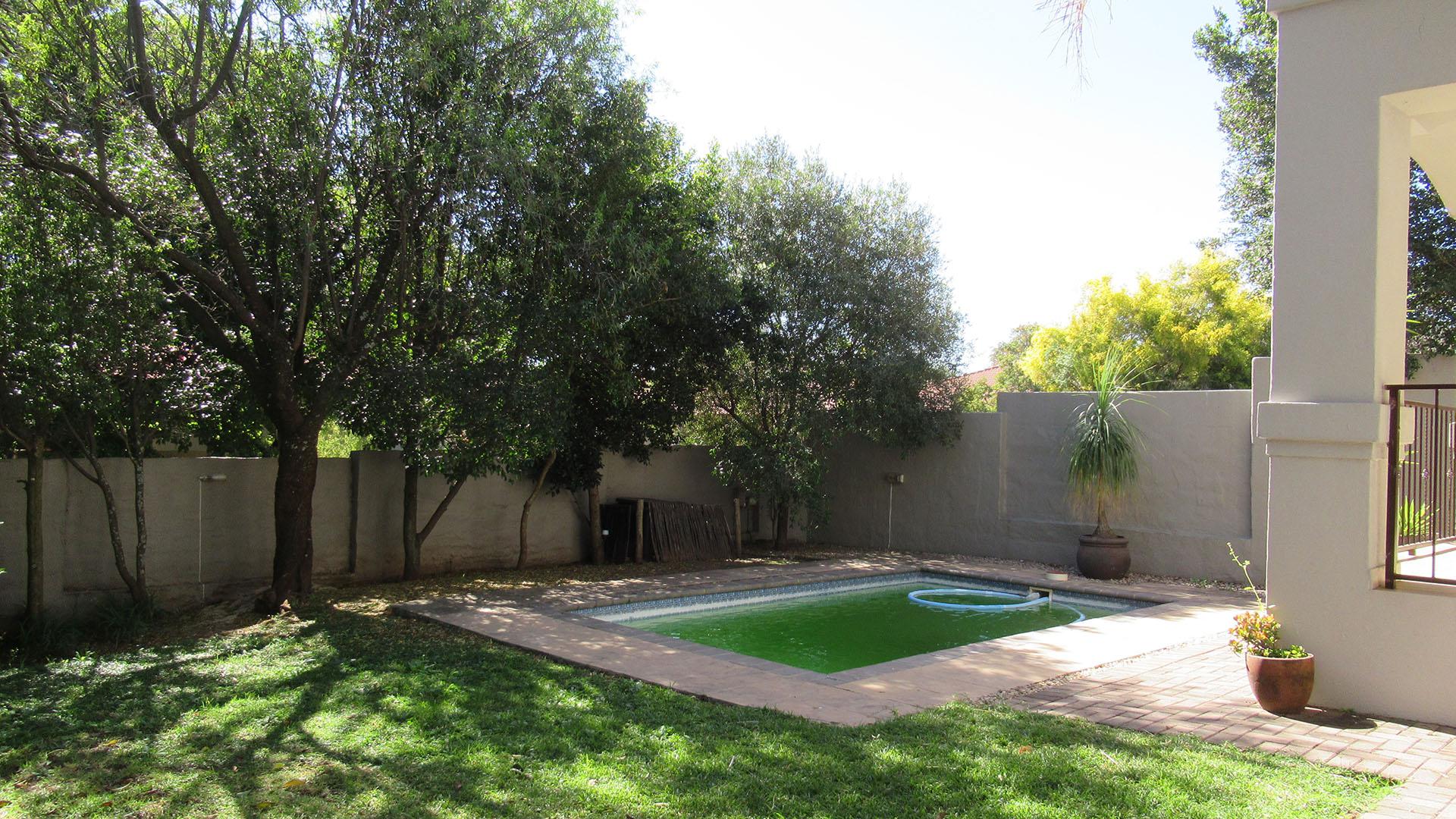 Front View of property in Maroeladal