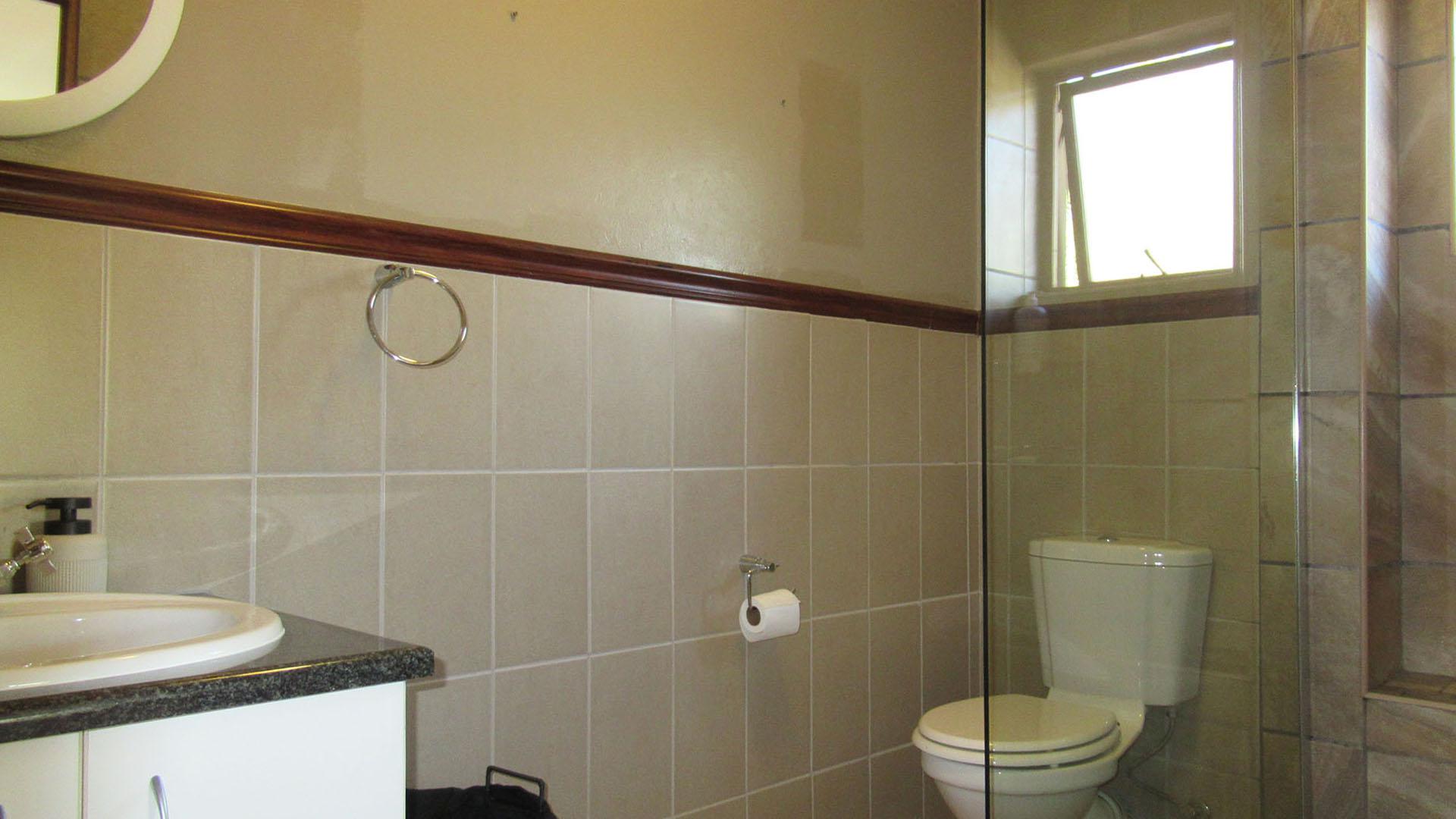 Bathroom 1 - 5 square meters of property in Maroeladal