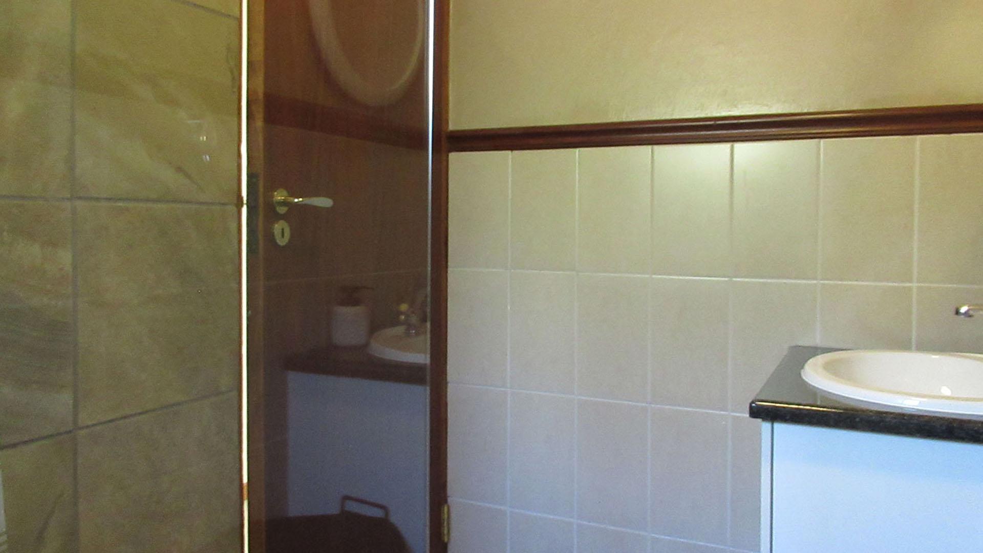 Bathroom 1 - 5 square meters of property in Maroeladal