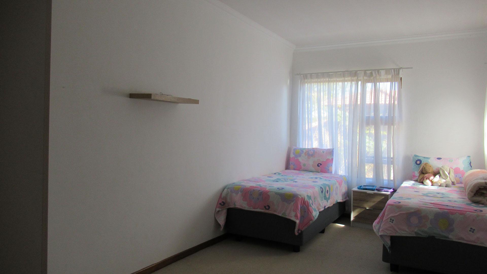 Bed Room 1 - 18 square meters of property in Maroeladal