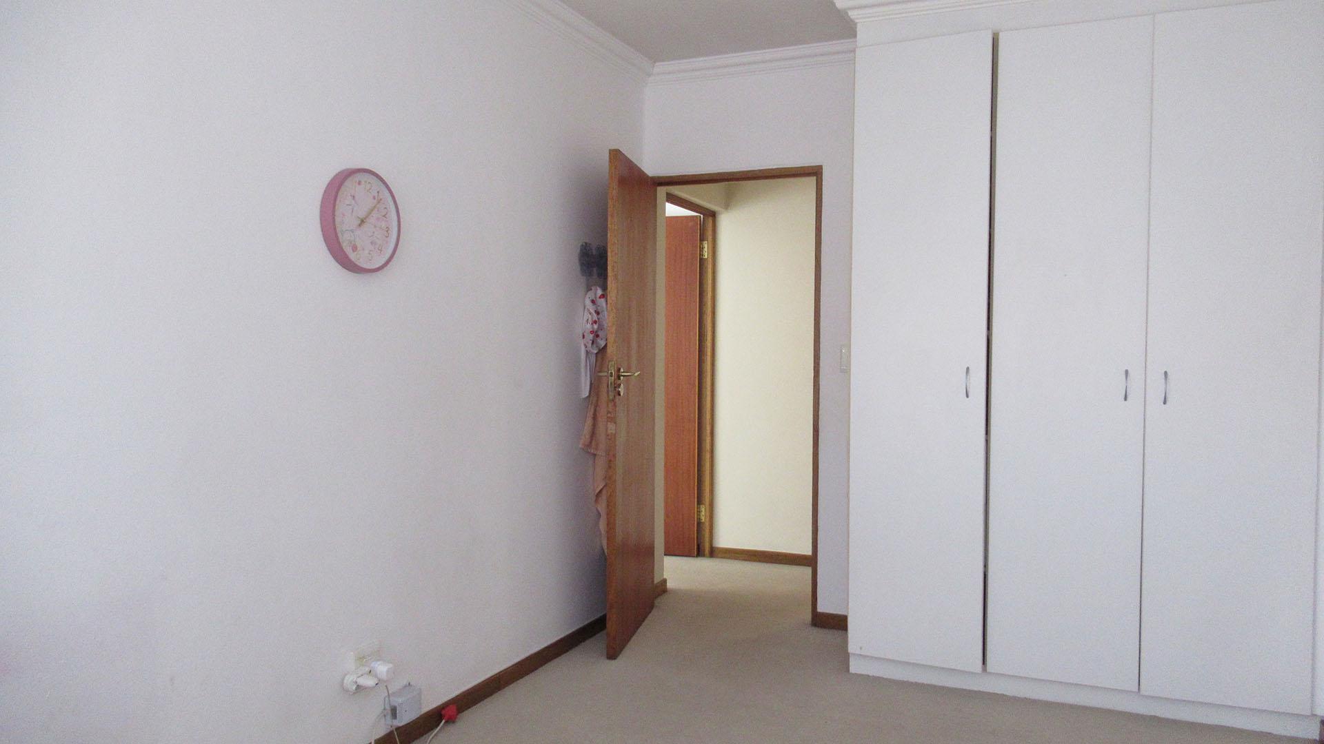 Bed Room 1 - 18 square meters of property in Maroeladal