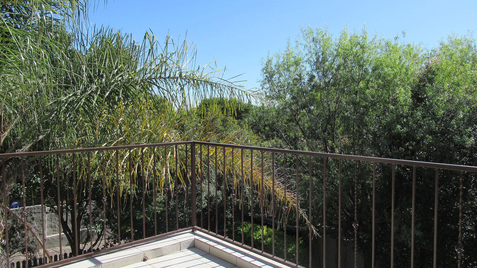 Balcony - 13 square meters of property in Maroeladal