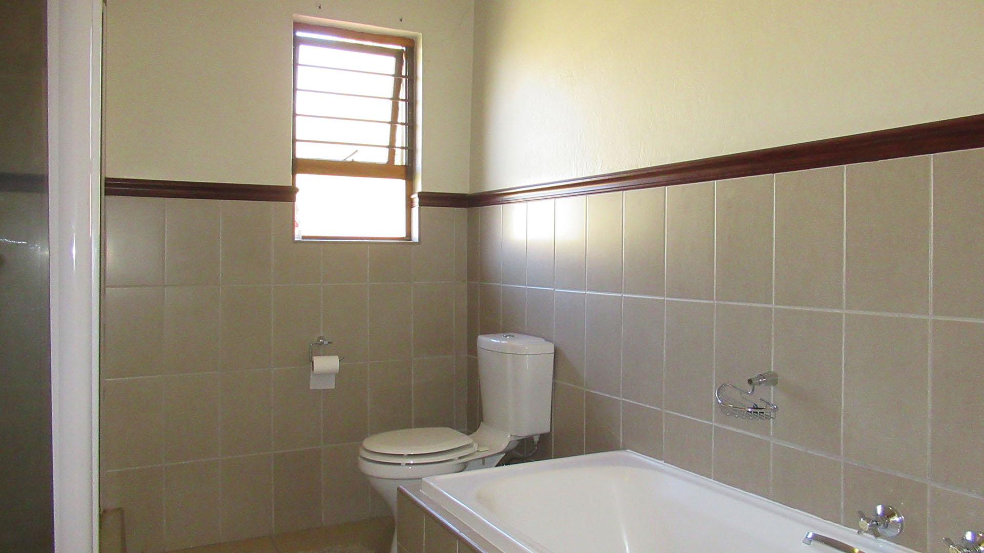 Main Bathroom - 7 square meters of property in Maroeladal