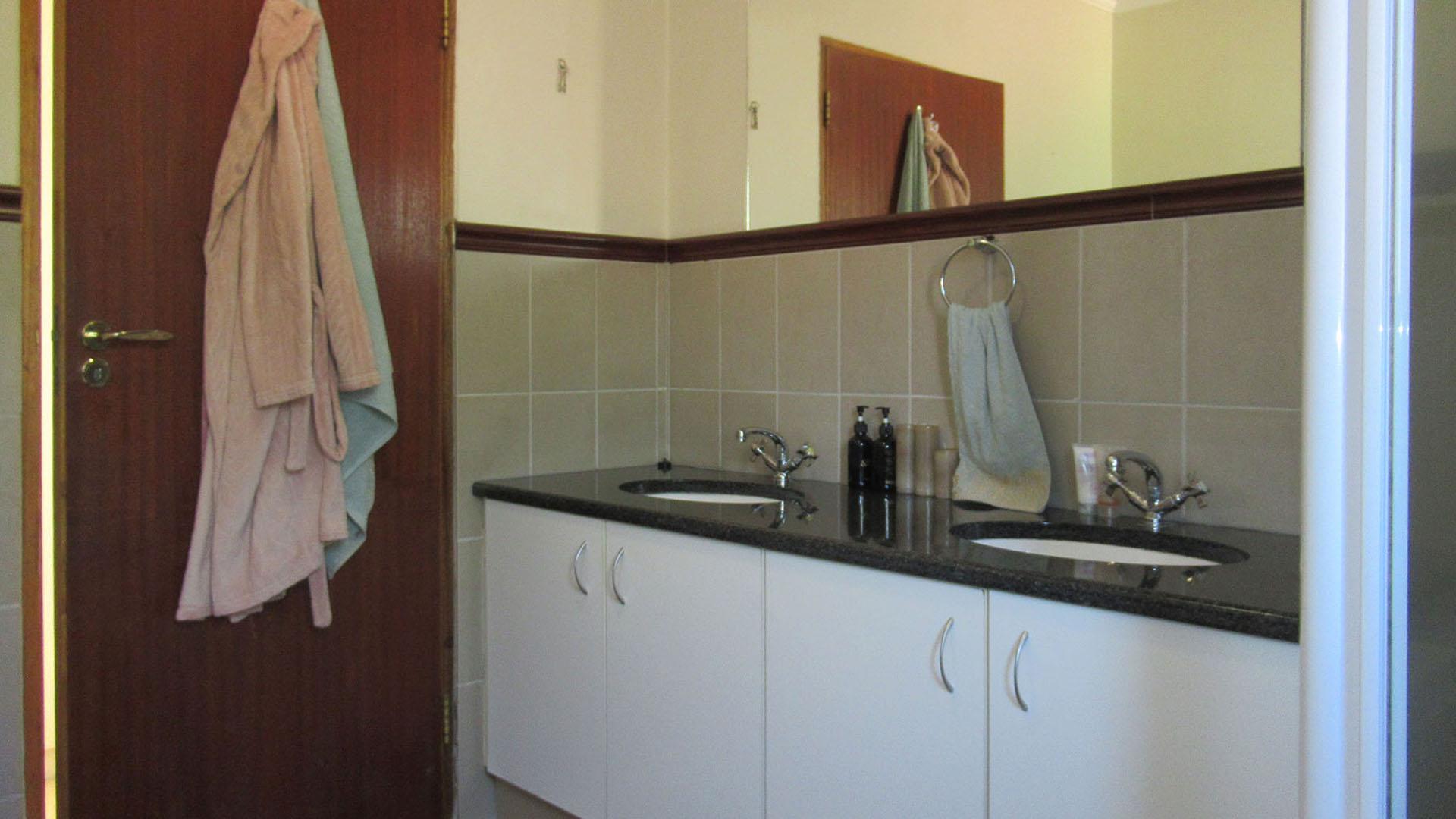 Main Bathroom - 7 square meters of property in Maroeladal