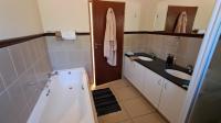 Bathroom 3+ of property in Maroeladal