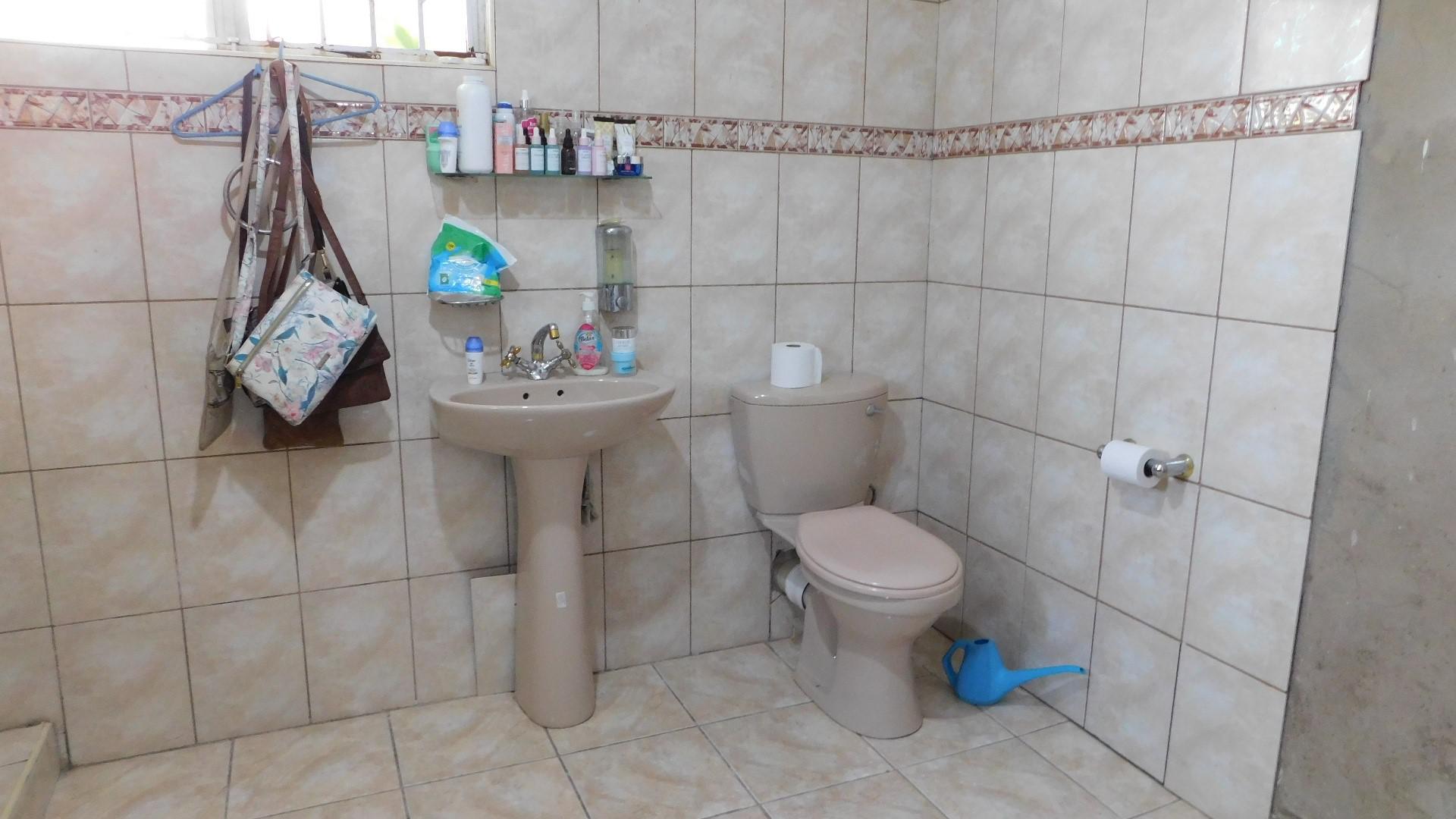 Main Bathroom - 8 square meters of property in Silverglen