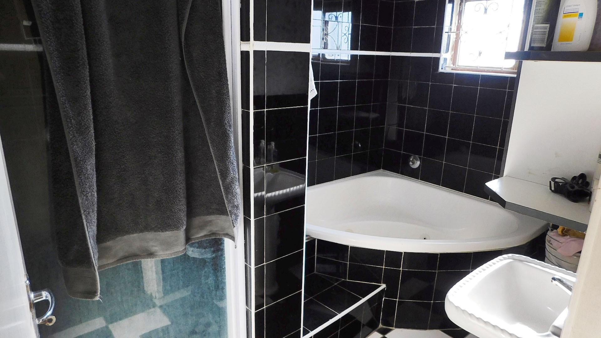 Bathroom 1 - 9 square meters of property in Silverglen