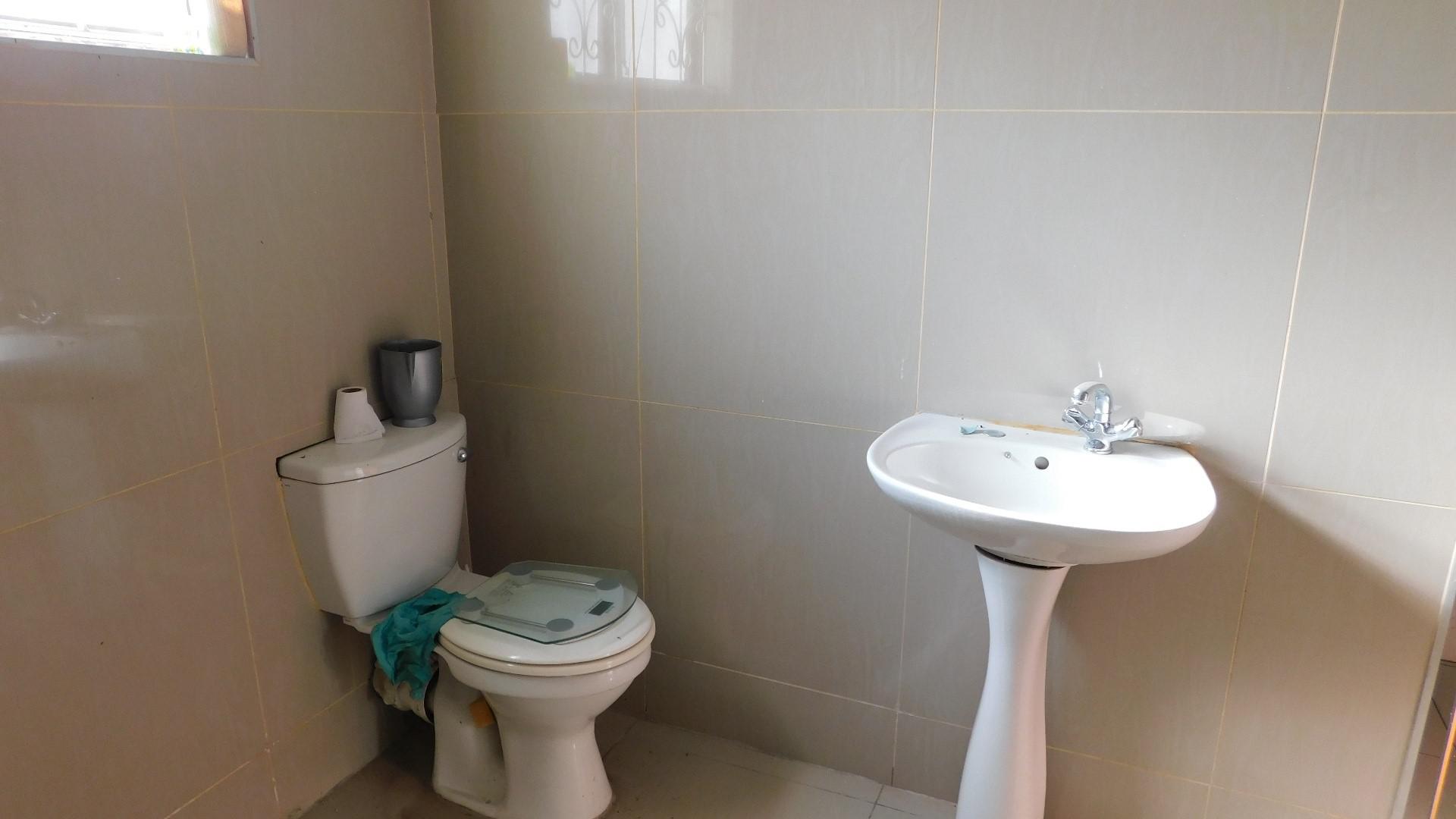 Bathroom 2 - 8 square meters of property in Silverglen