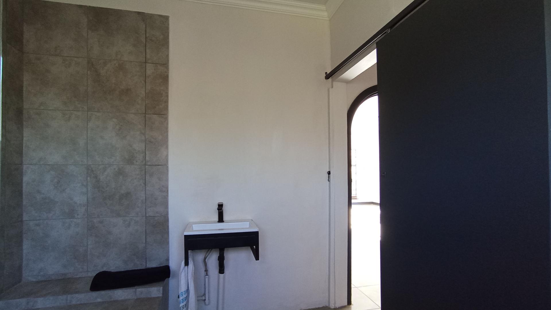 Main Bathroom - 8 square meters of property in Greenside