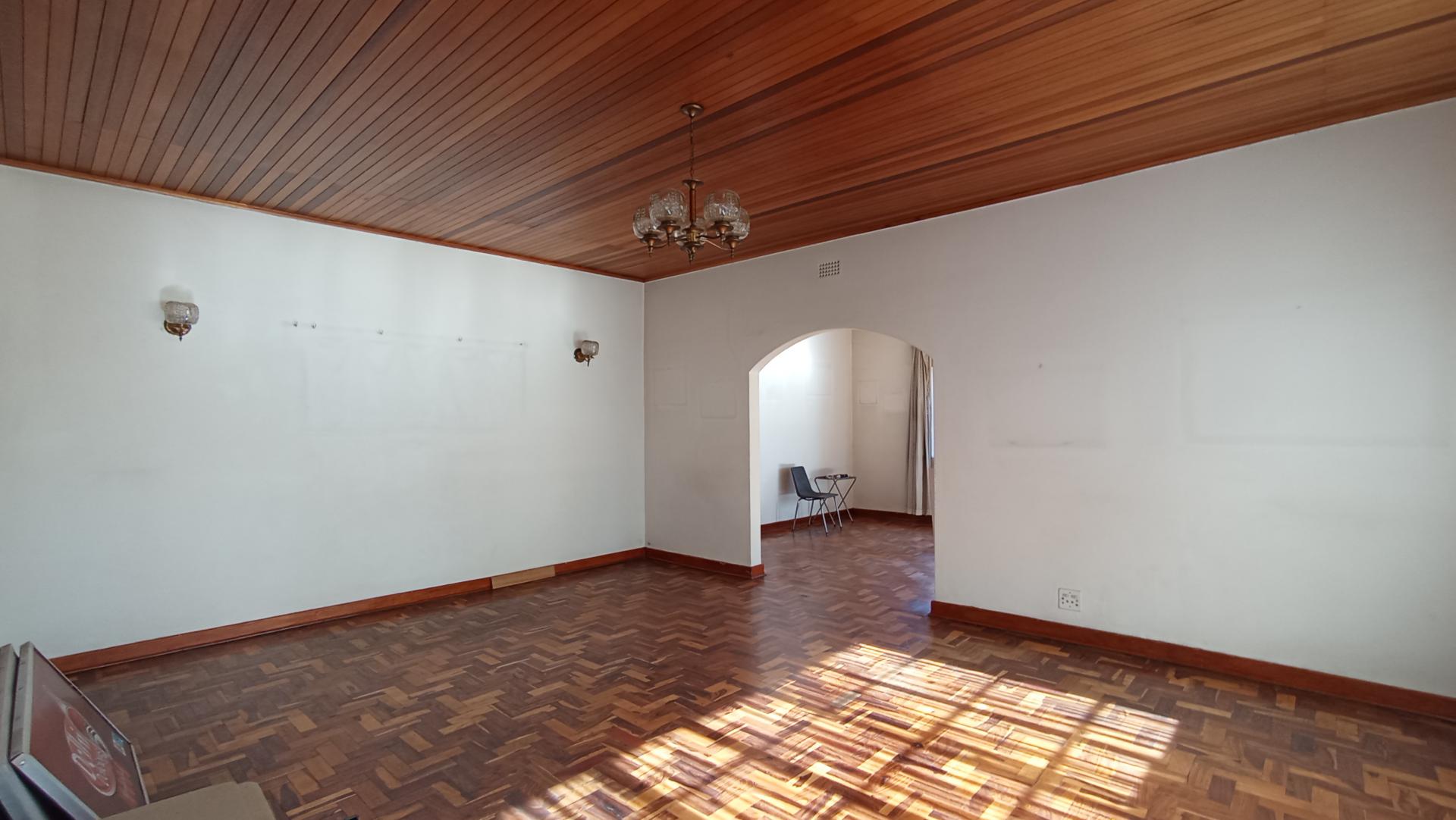 Lounges - 32 square meters of property in Greenside