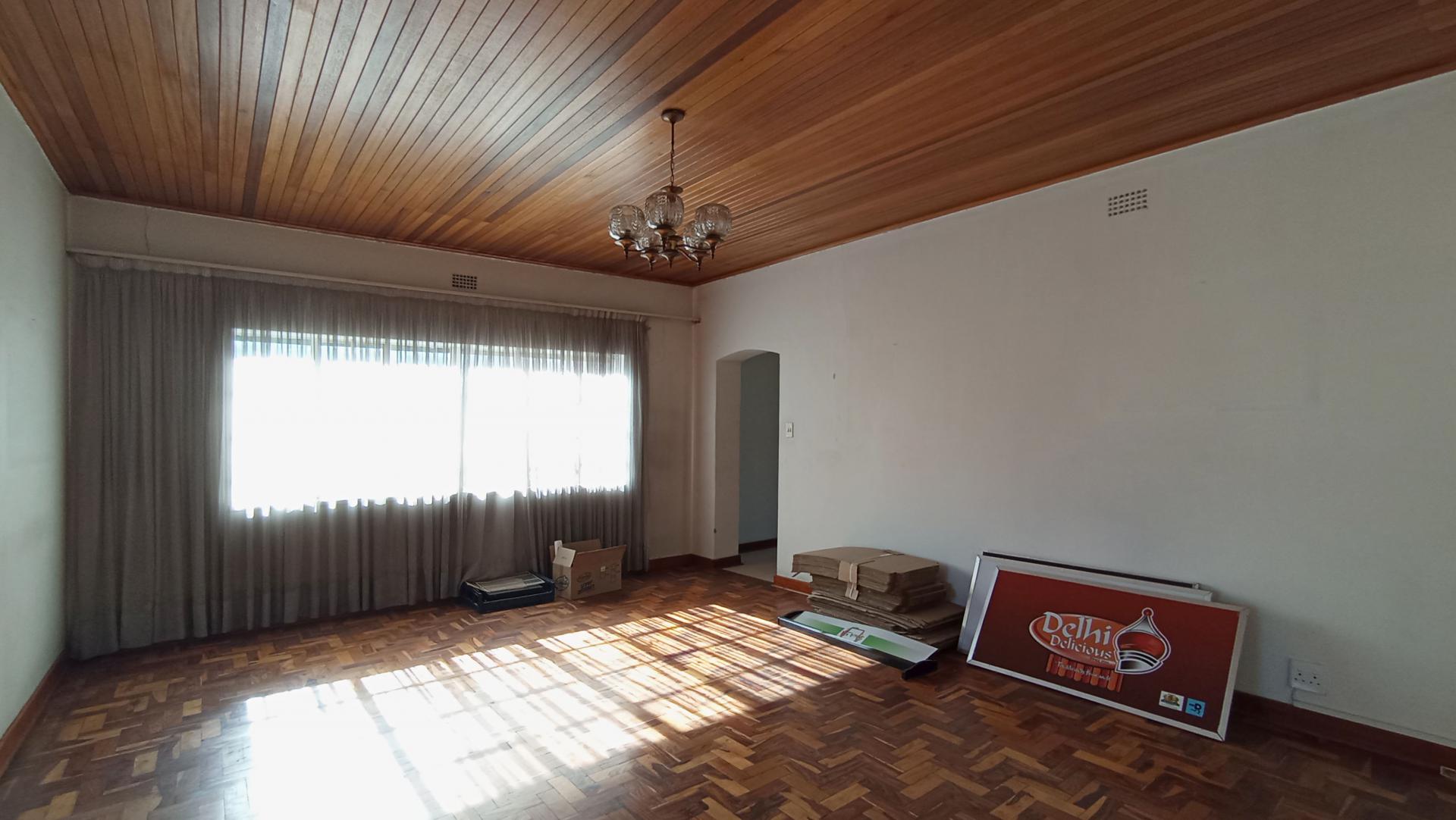 Lounges - 32 square meters of property in Greenside