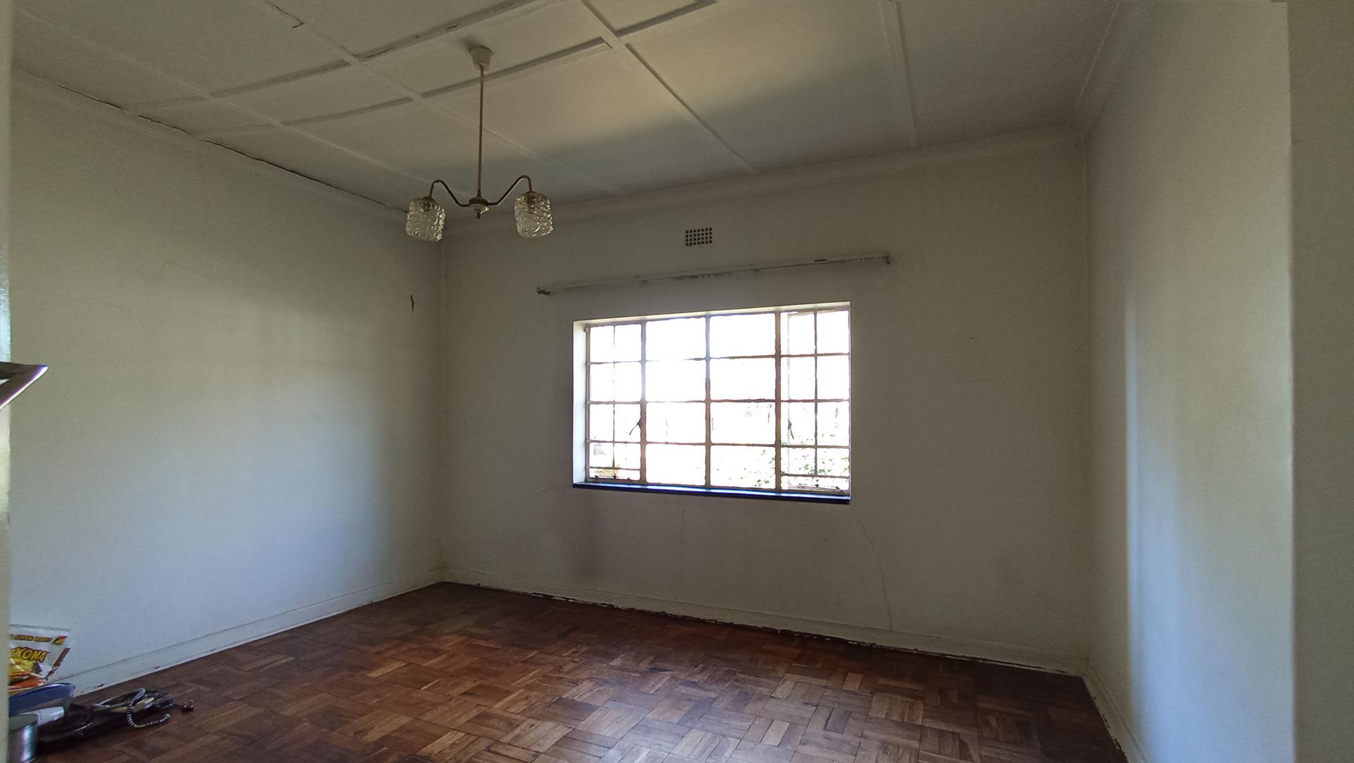 Bed Room 1 - 23 square meters of property in Greenside