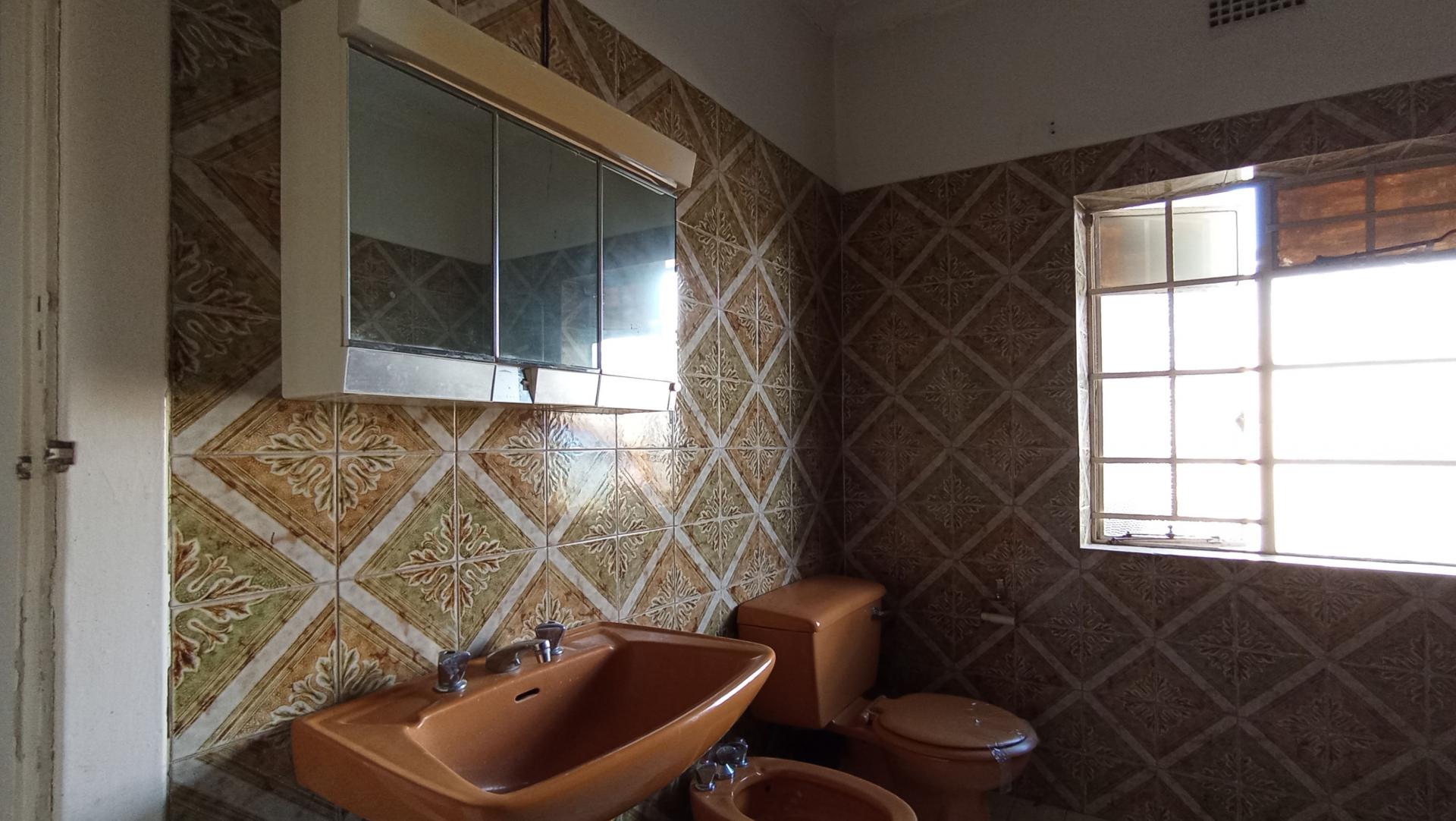 Bathroom 1 - 8 square meters of property in Greenside