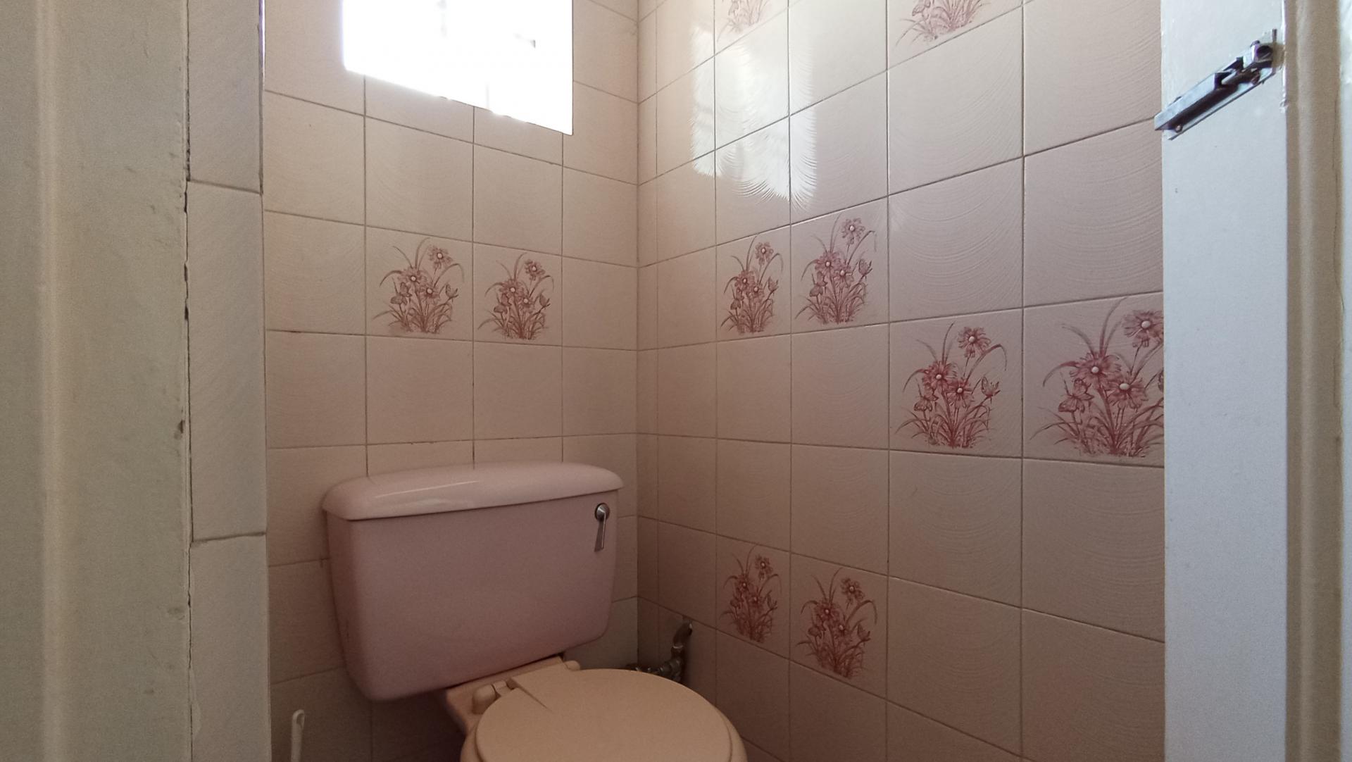 Bathroom 2 - 2 square meters of property in Greenside