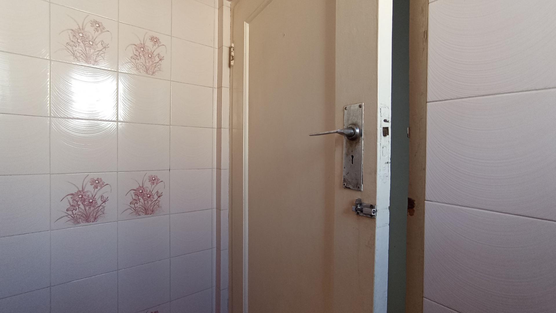 Bathroom 2 - 2 square meters of property in Greenside