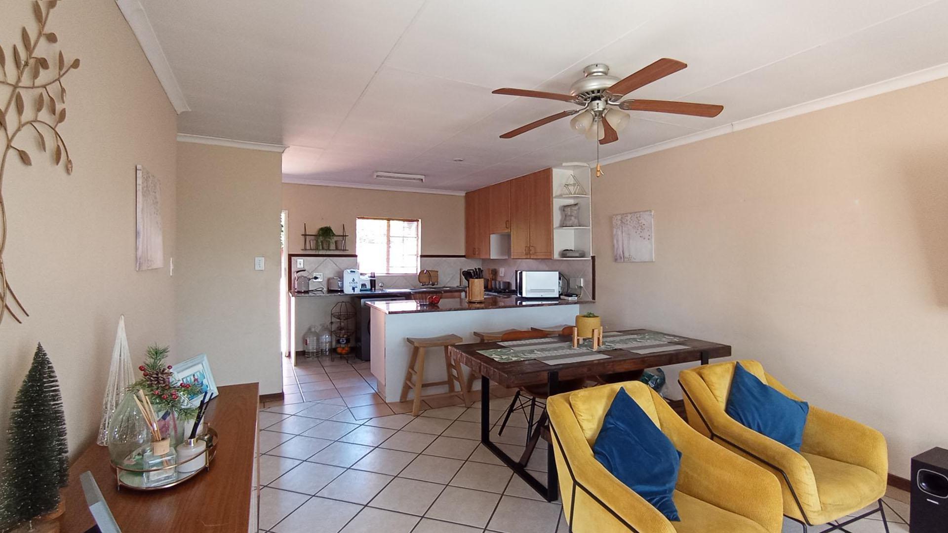 Lounges - 28 square meters of property in Moreletapark