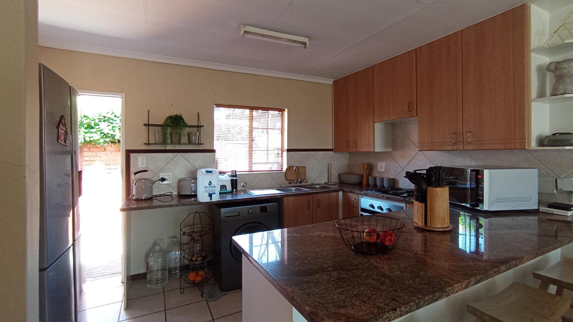 Kitchen - 11 square meters of property in Moreletapark