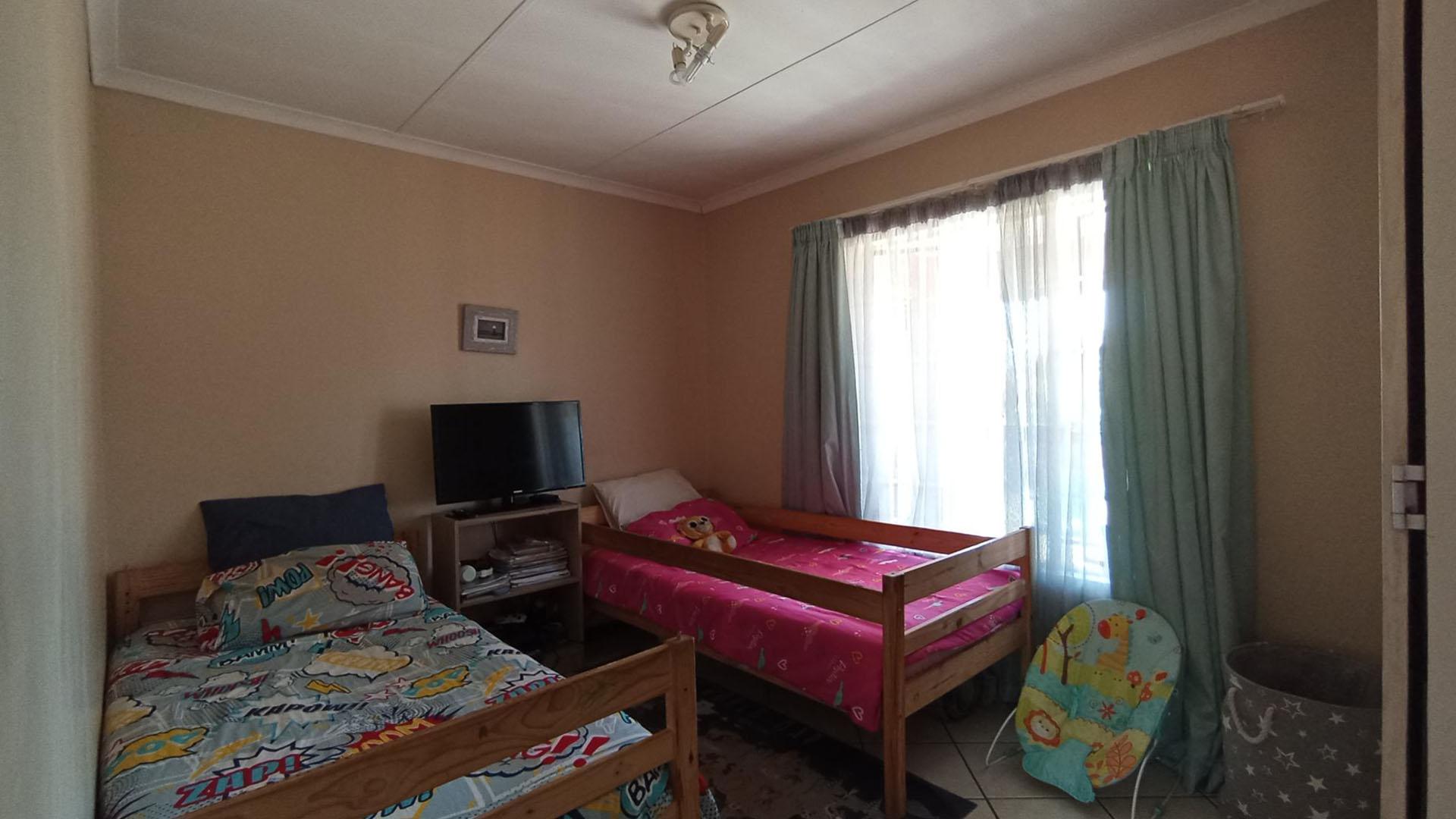 Bed Room 1 - 13 square meters of property in Moreletapark