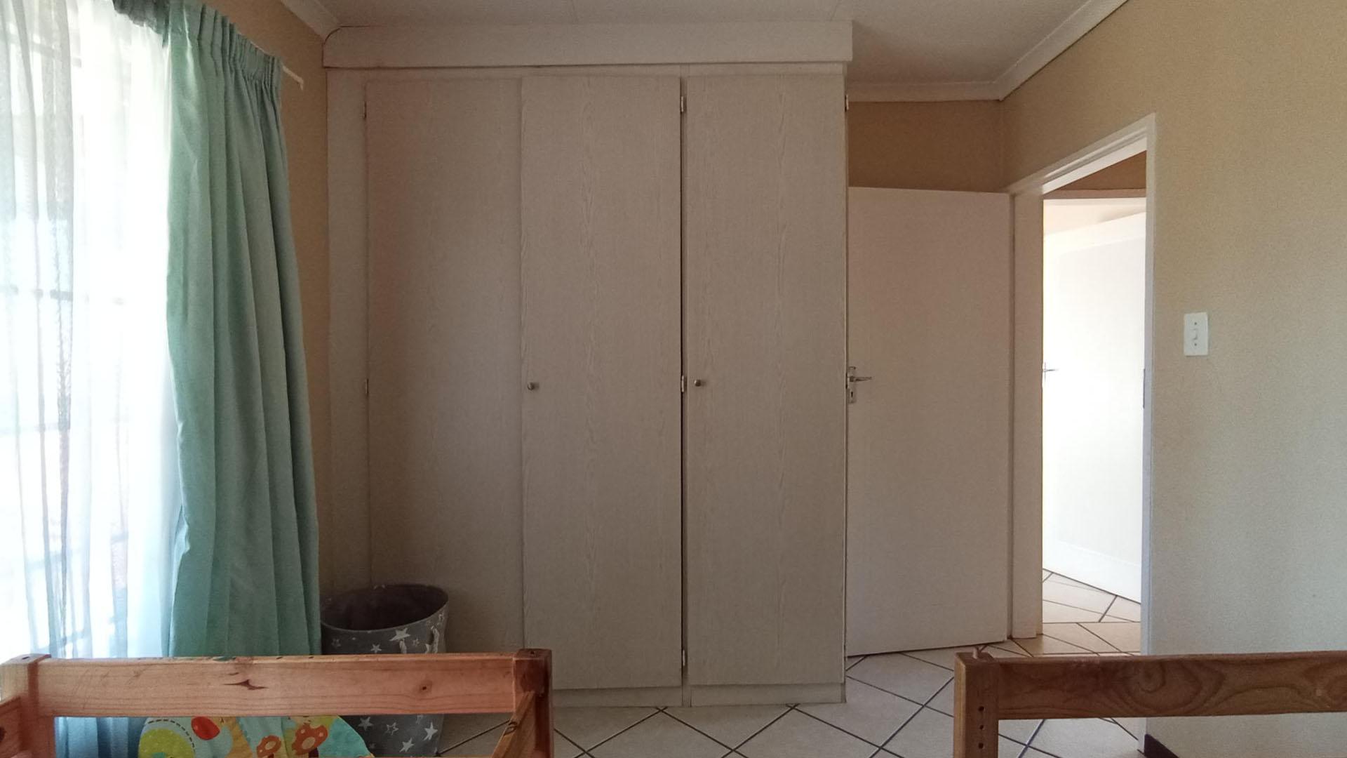 Bed Room 1 - 13 square meters of property in Moreletapark