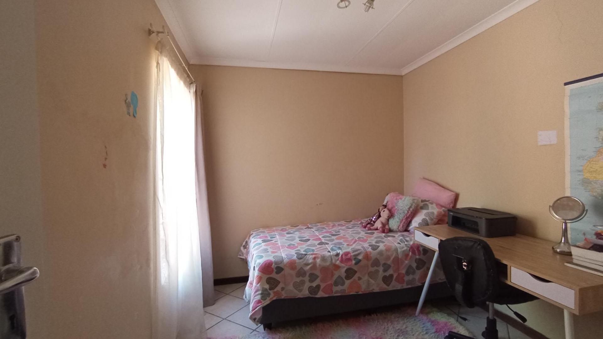 Bed Room 2 - 12 square meters of property in Moreletapark