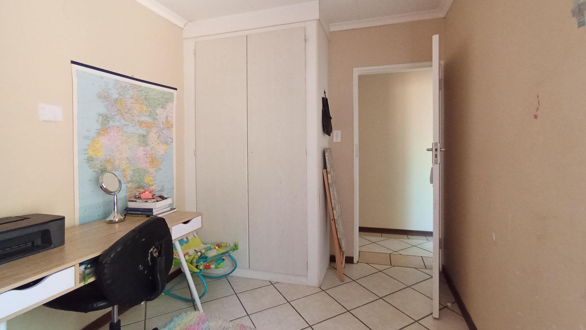 Bed Room 2 - 12 square meters of property in Moreletapark