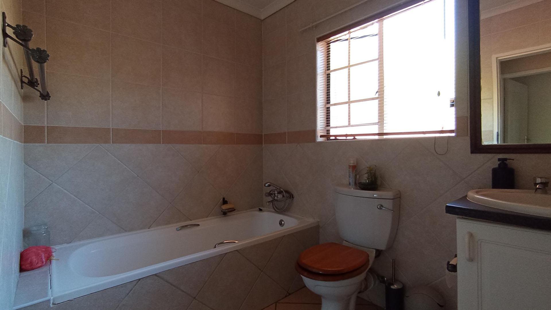 Bathroom 1 - 5 square meters of property in Moreletapark