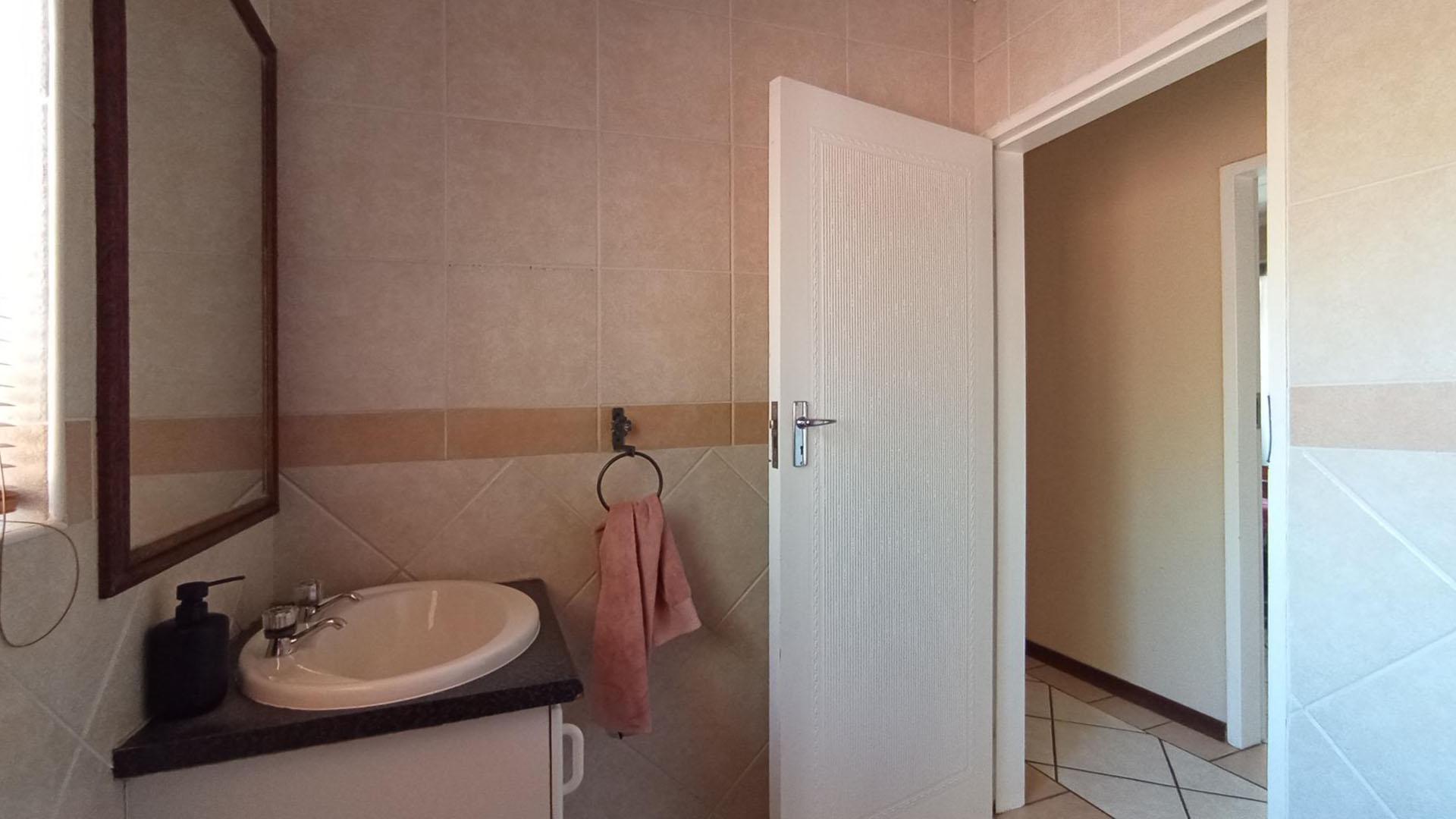 Bathroom 1 - 5 square meters of property in Moreletapark