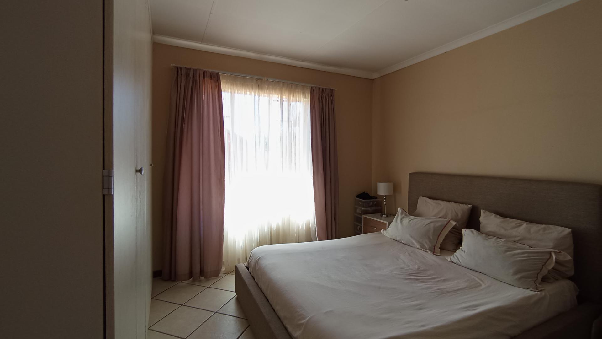 Main Bedroom - 16 square meters of property in Moreletapark