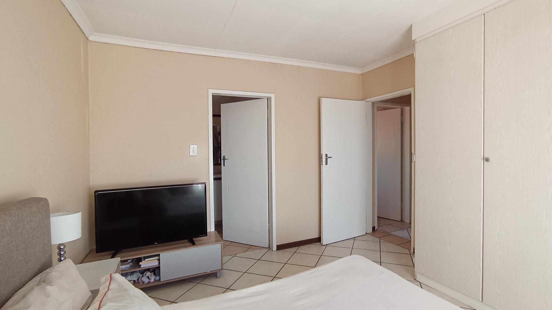 Main Bedroom - 16 square meters of property in Moreletapark