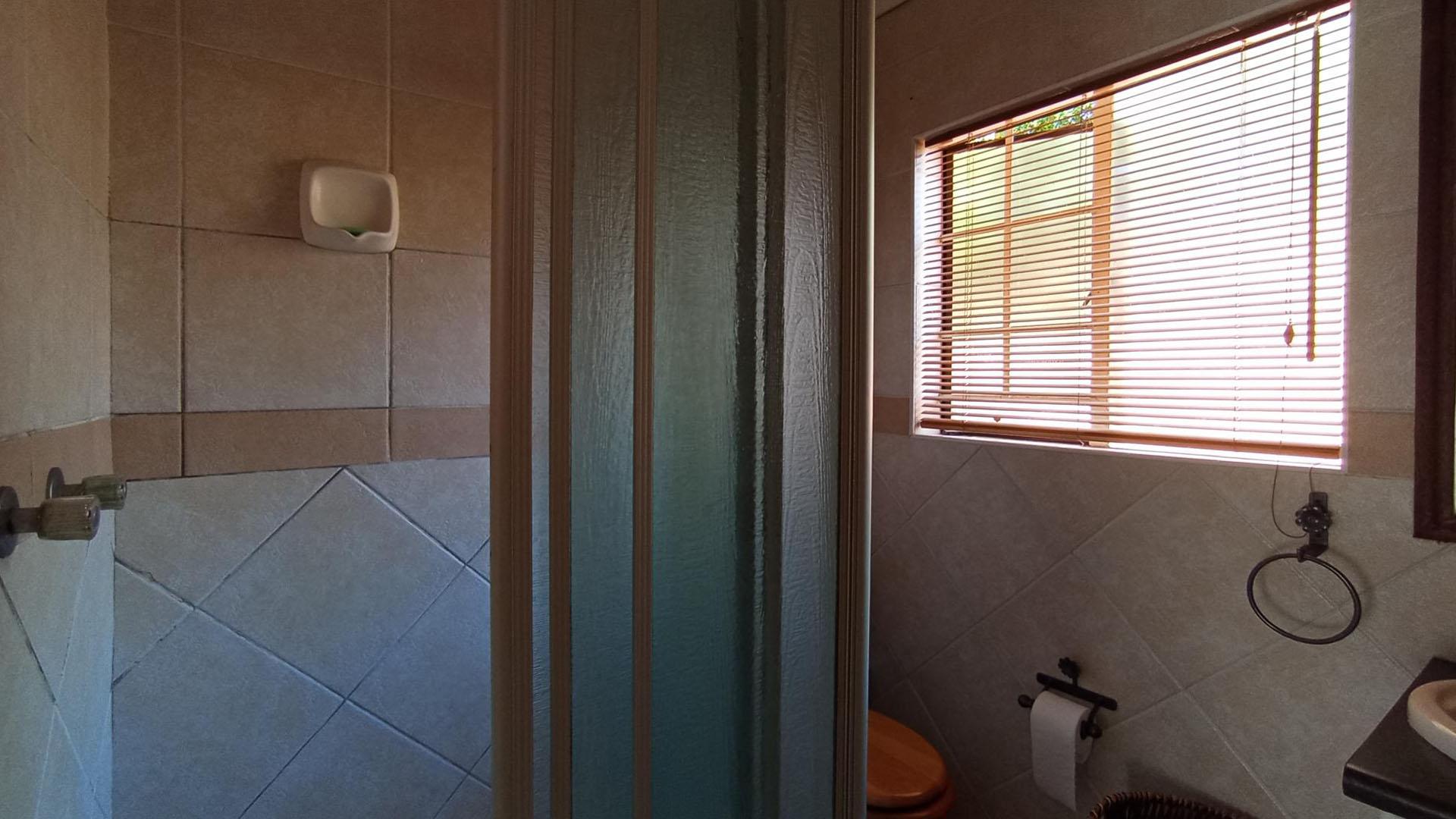 Main Bathroom - 4 square meters of property in Moreletapark